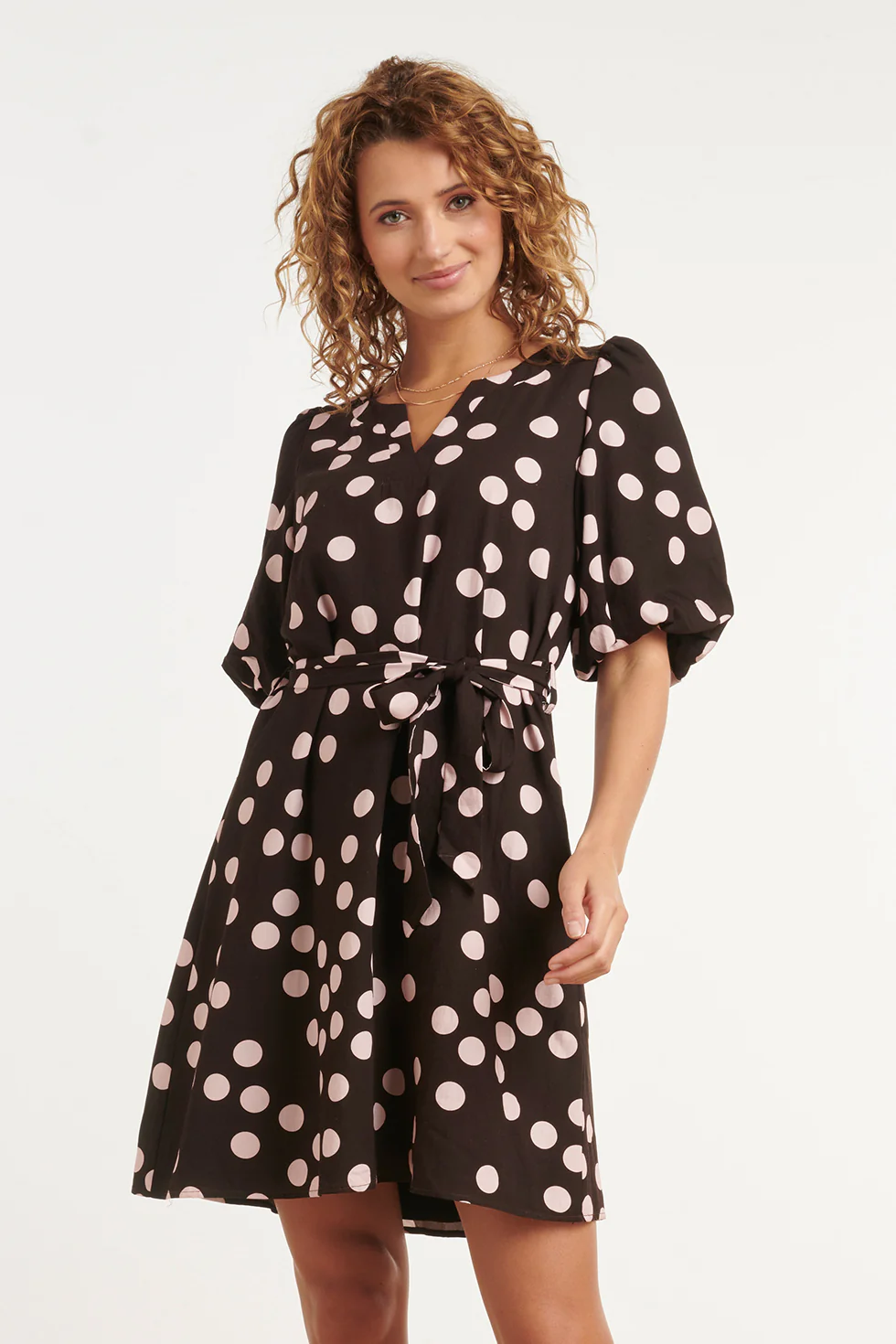 Bruine Jurk Met Roze Stippenprint En Tailleceintuur | Brown - Pink