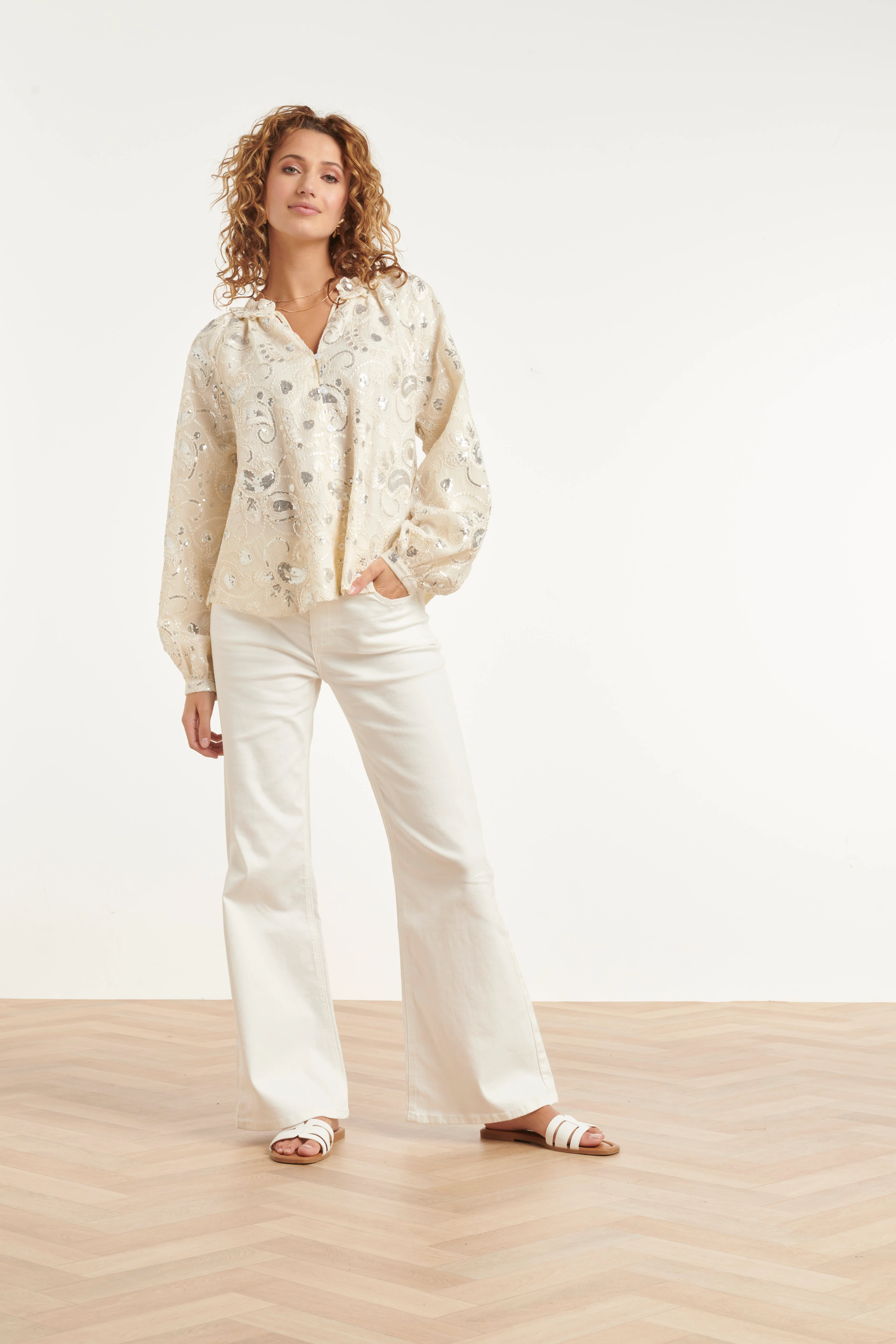 Champagnekleurige Blouse Met Pailletten En Ruffles | Off White - Image 3