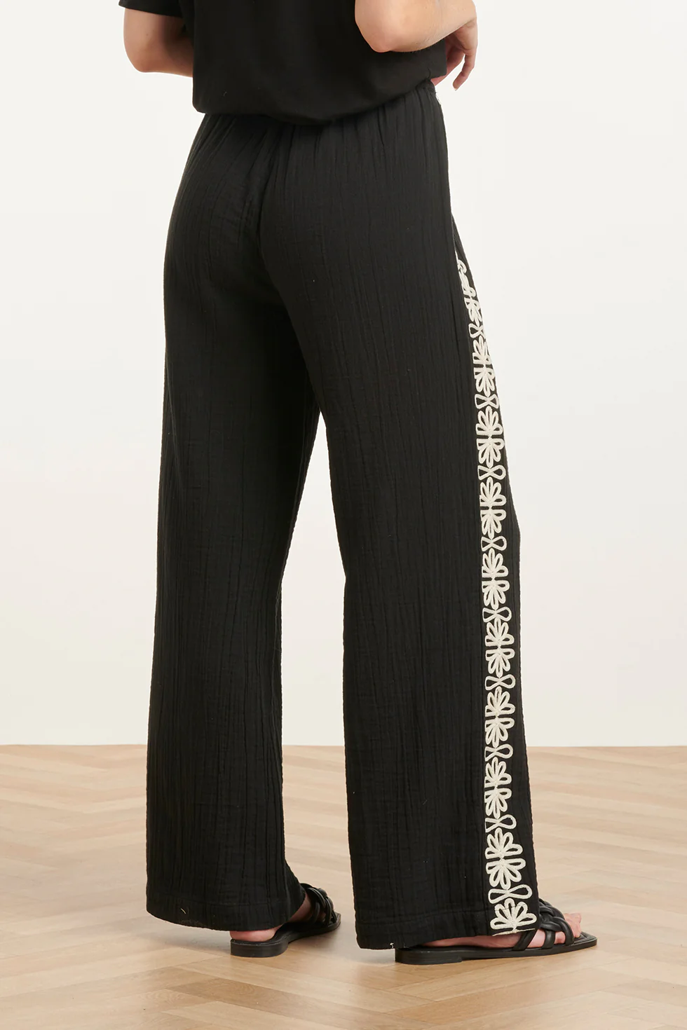 Comfortabele Wide Leg Broek Met Contrasterende Borduring | Black - Off White - Image 10