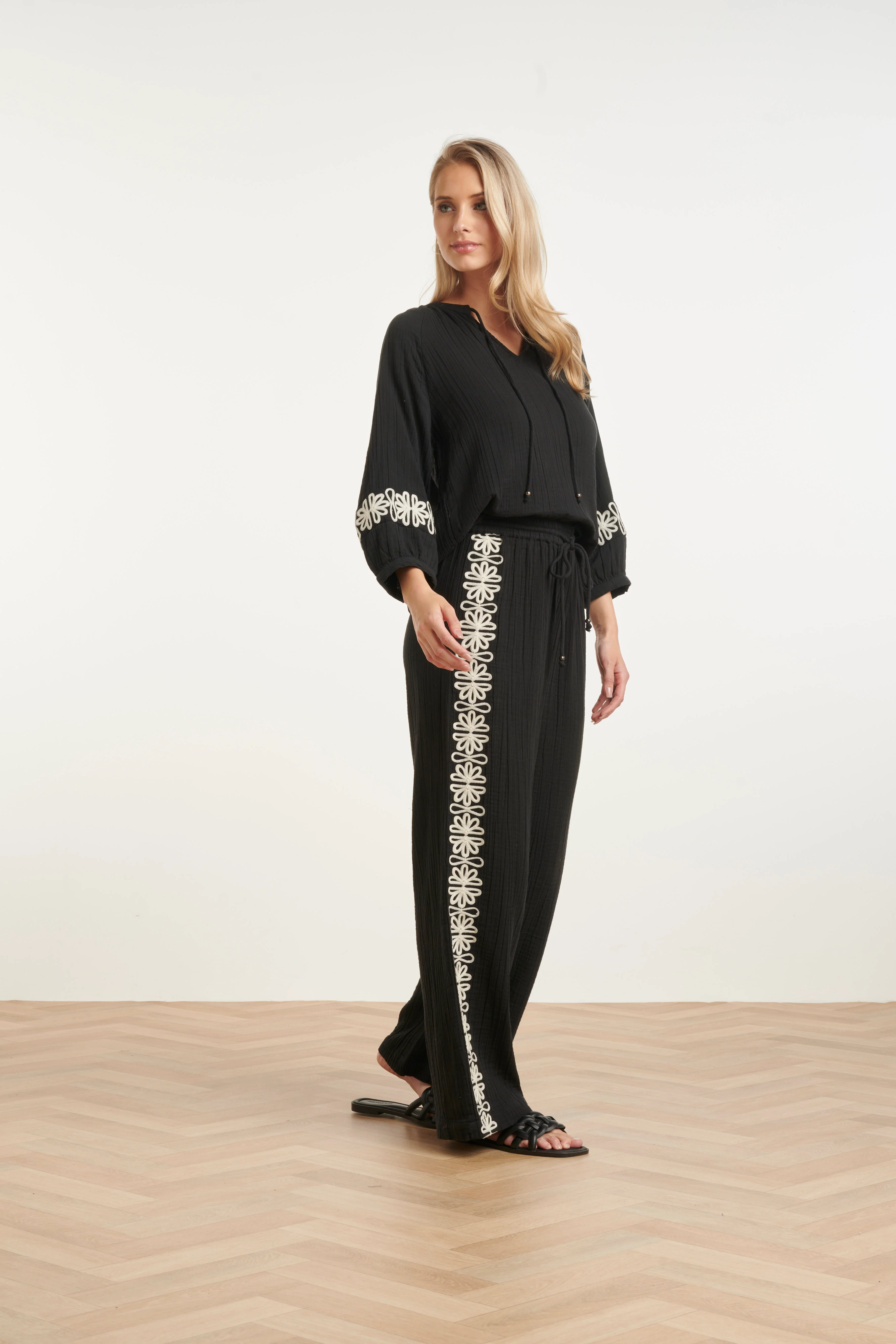 Comfortabele Wide Leg Broek Met Contrasterende Borduring | Black - Off White - Image 16