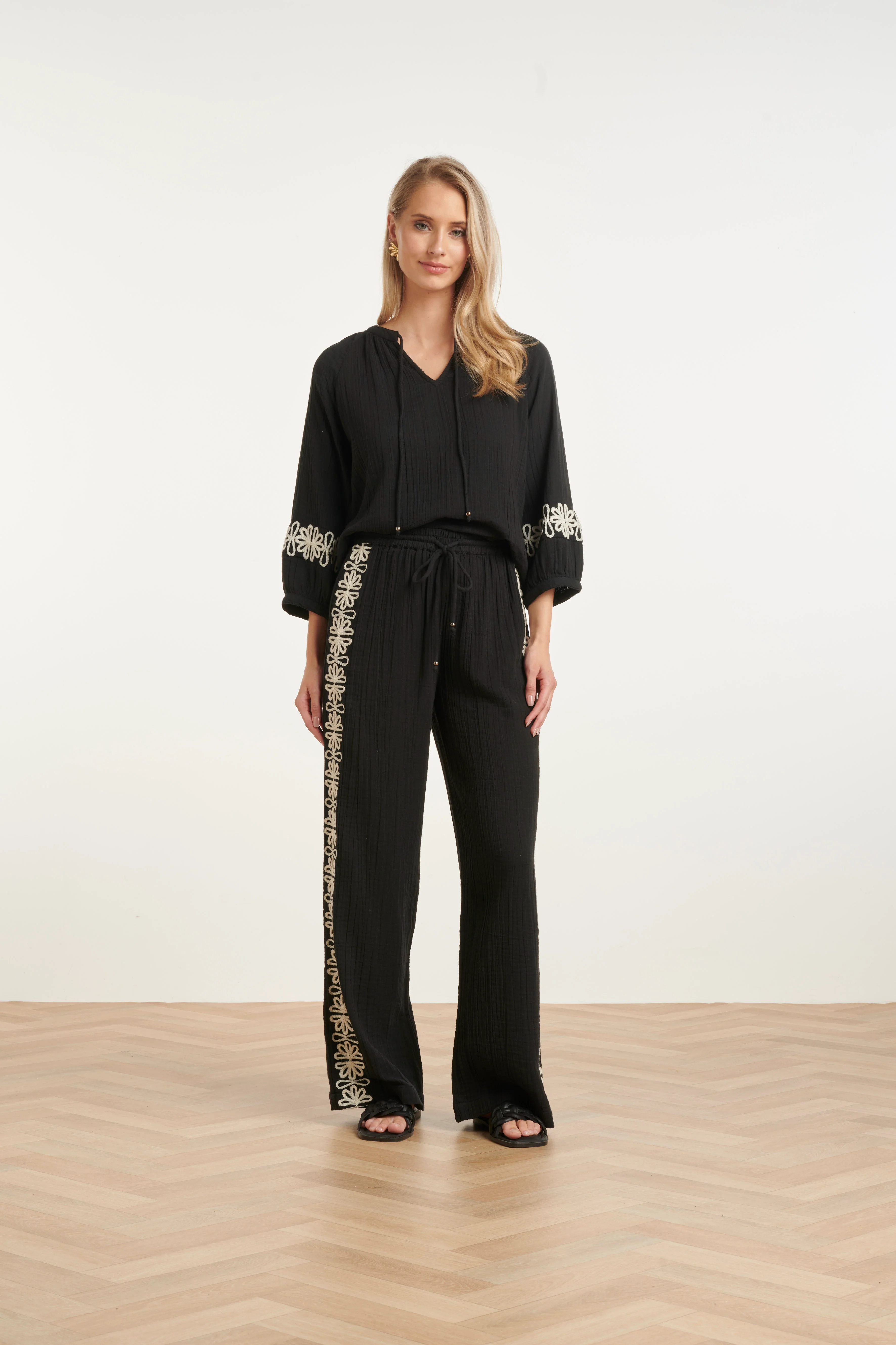Comfortabele Wide Leg Broek Met Contrasterende Borduring | Black - Off White - Image 3