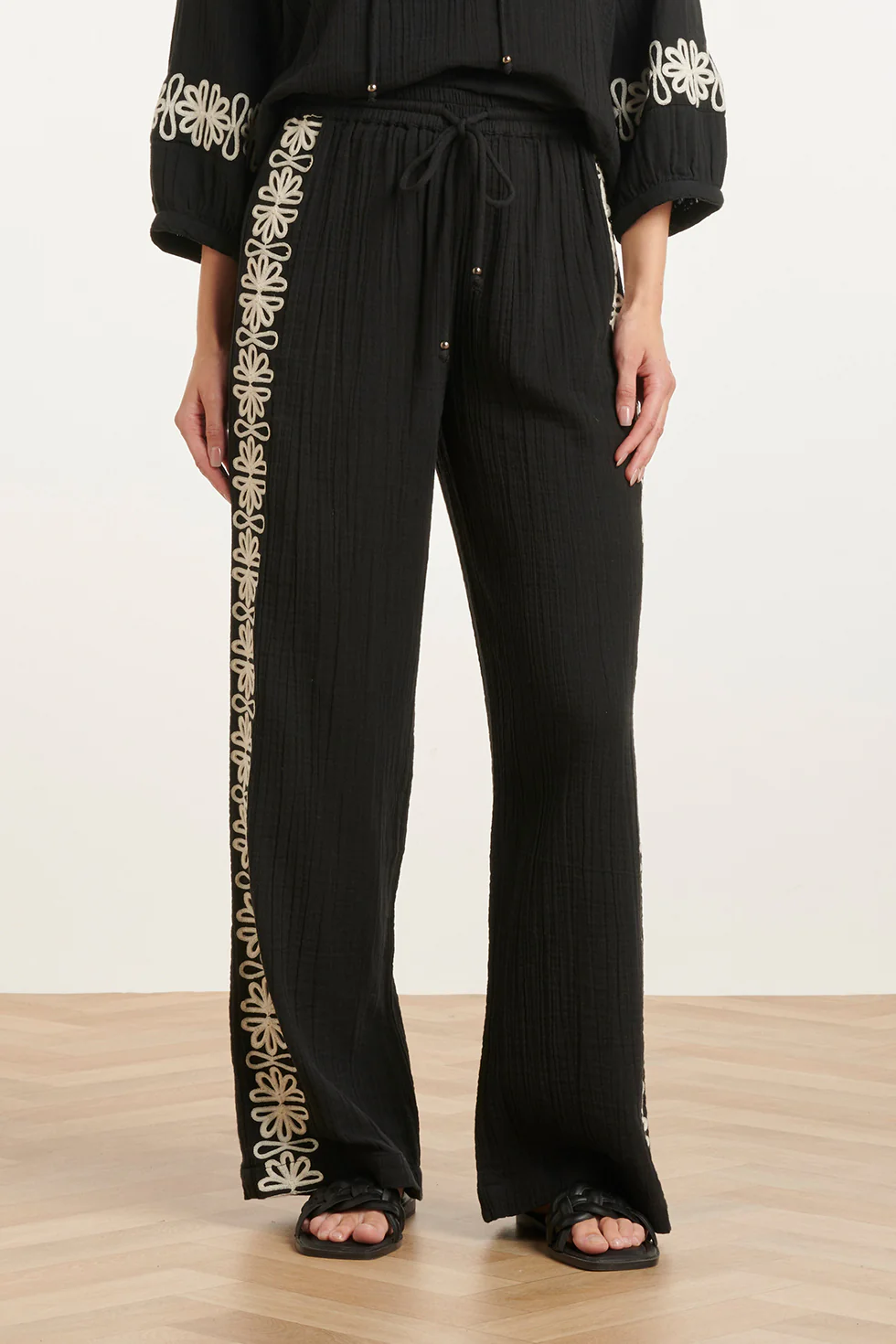 Comfortabele Wide Leg Broek Met Contrasterende Borduring | Black - Off White - Image 6