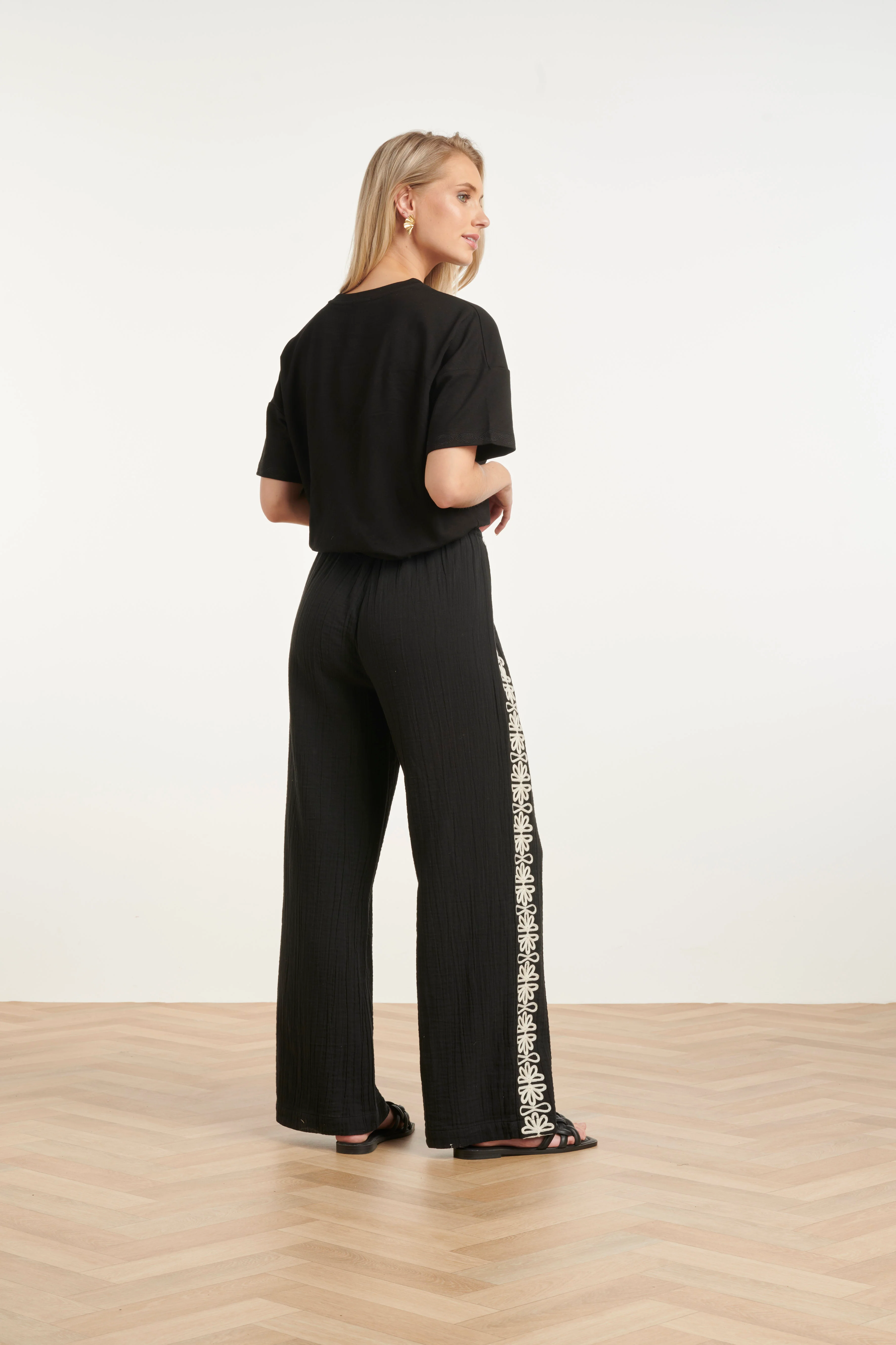 Comfortabele Wide Leg Broek Met Contrasterende Borduring | Black - Off White - Image 7
