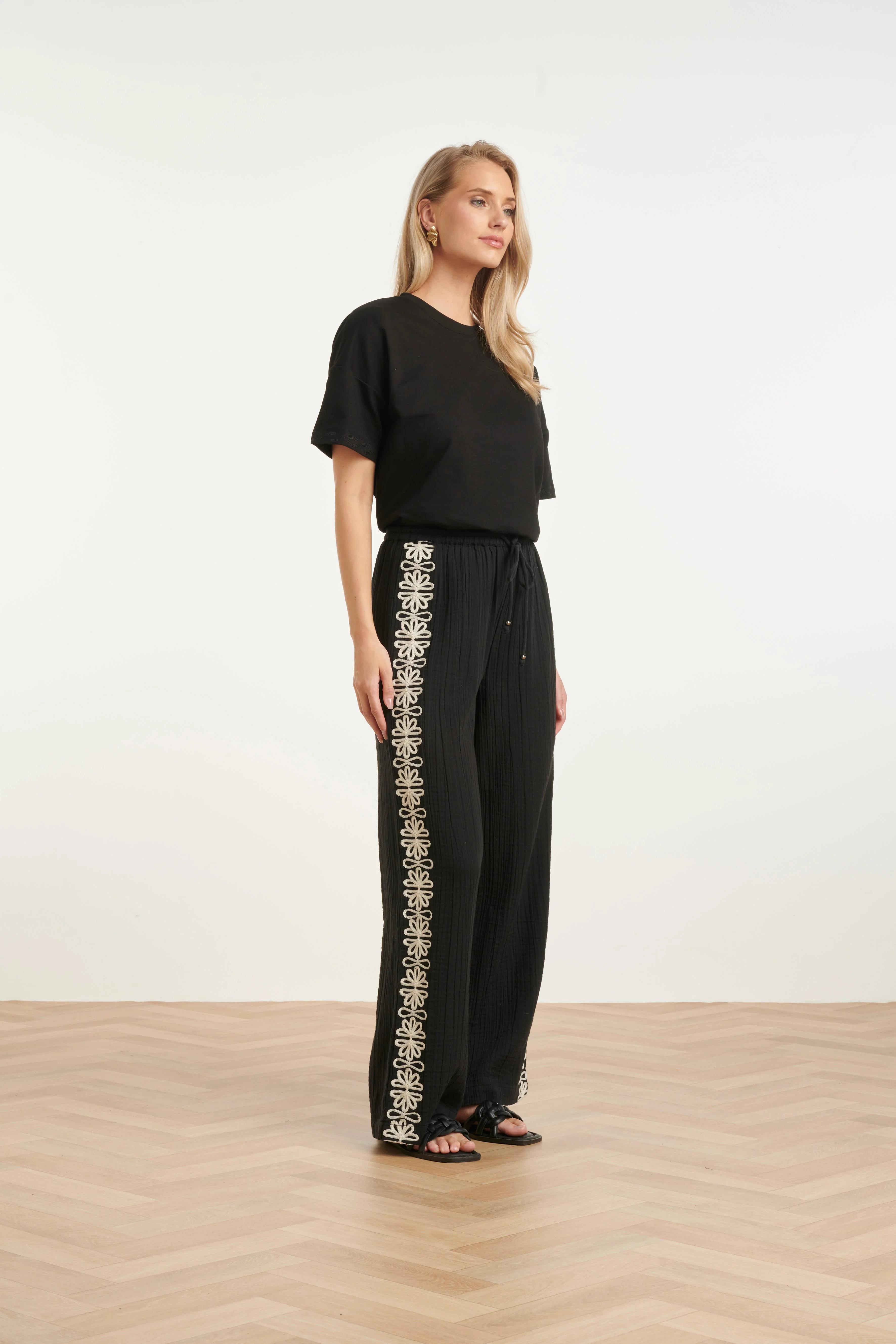 Comfortabele Wide Leg Broek Met Contrasterende Borduring | Black - Off White - Image 8