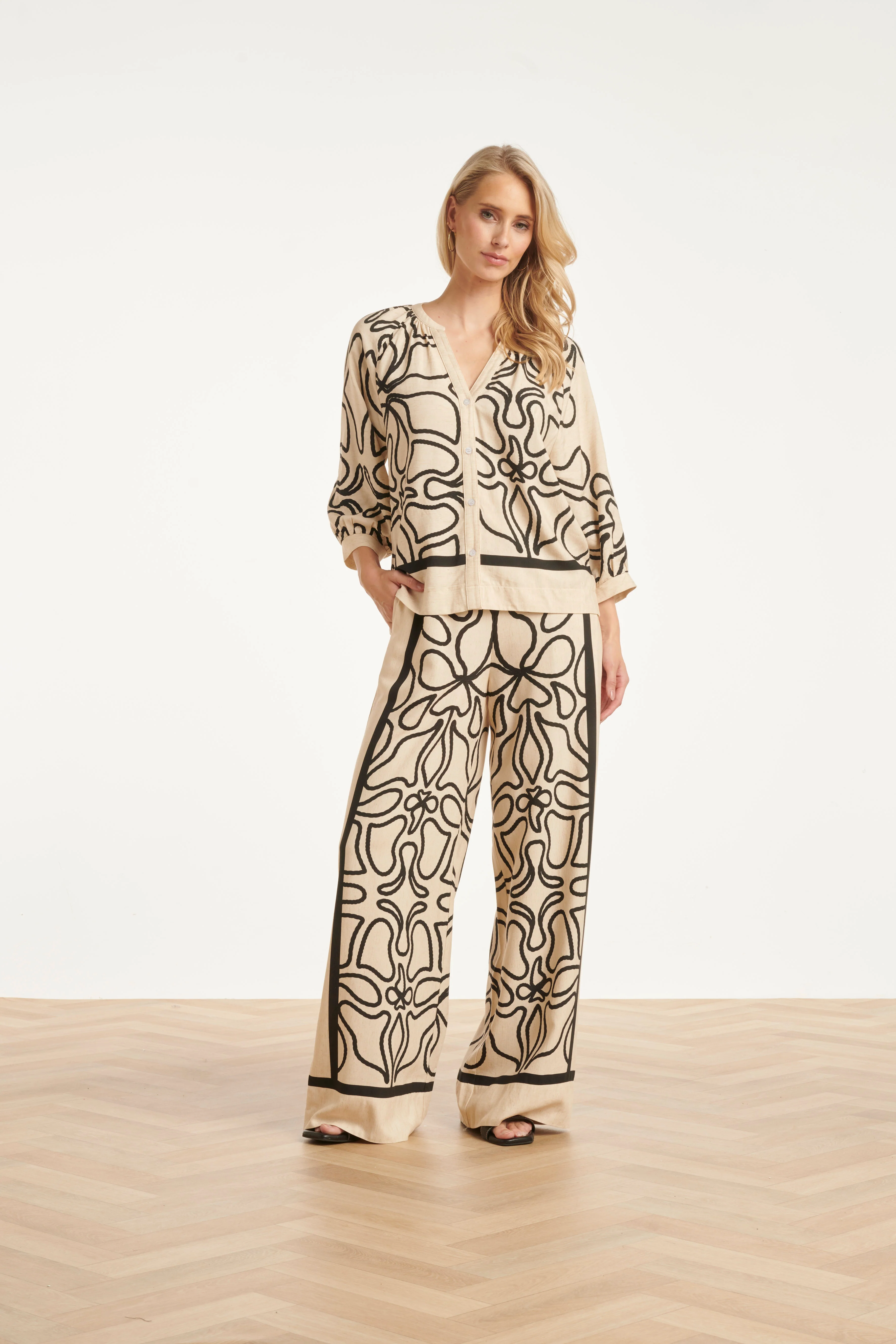 Crème Blouse Met Zwart Grafisch Patroon | Sand - Black - Image 16