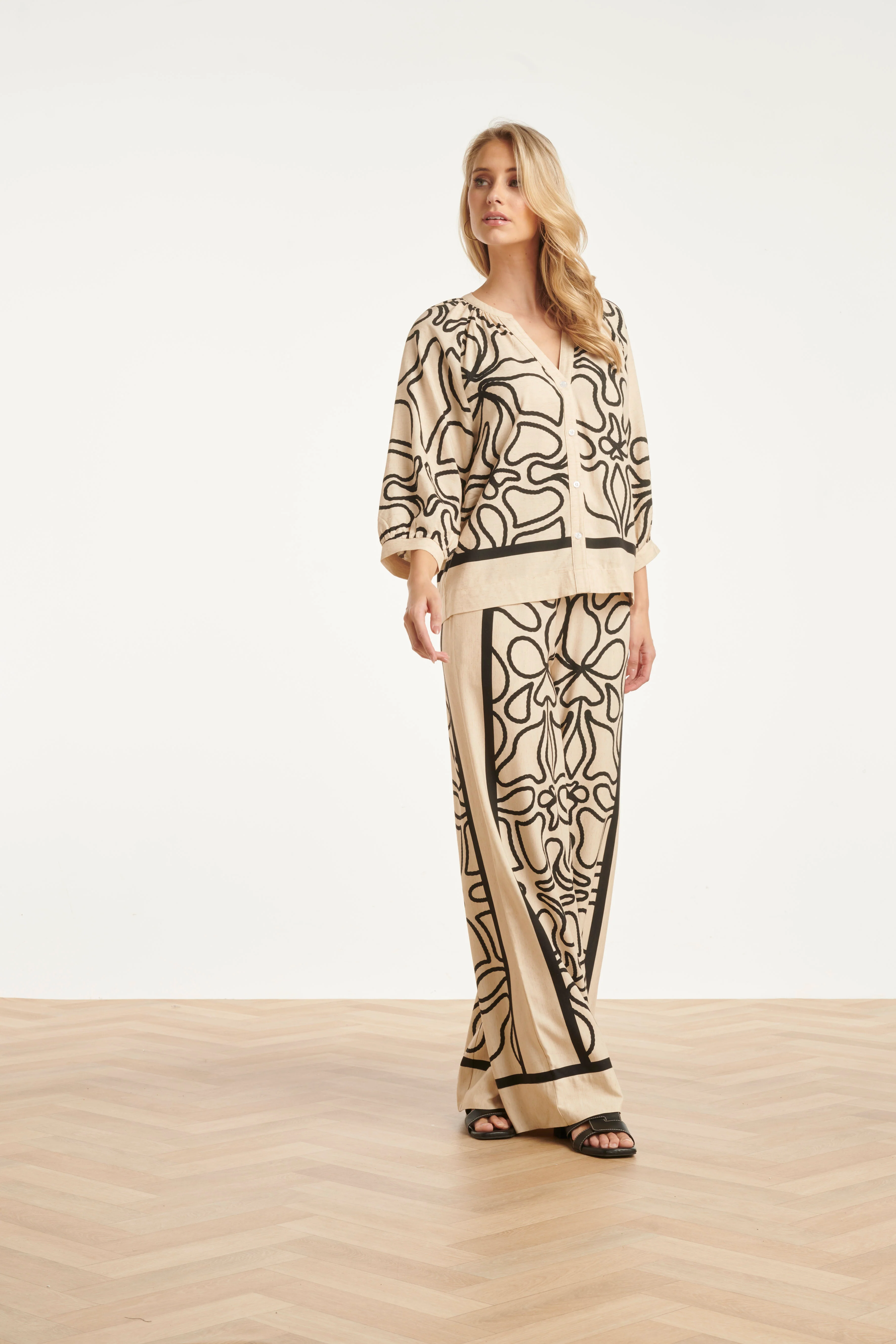 Crème Blouse Met Zwart Grafisch Patroon | Sand - Black - Image 17