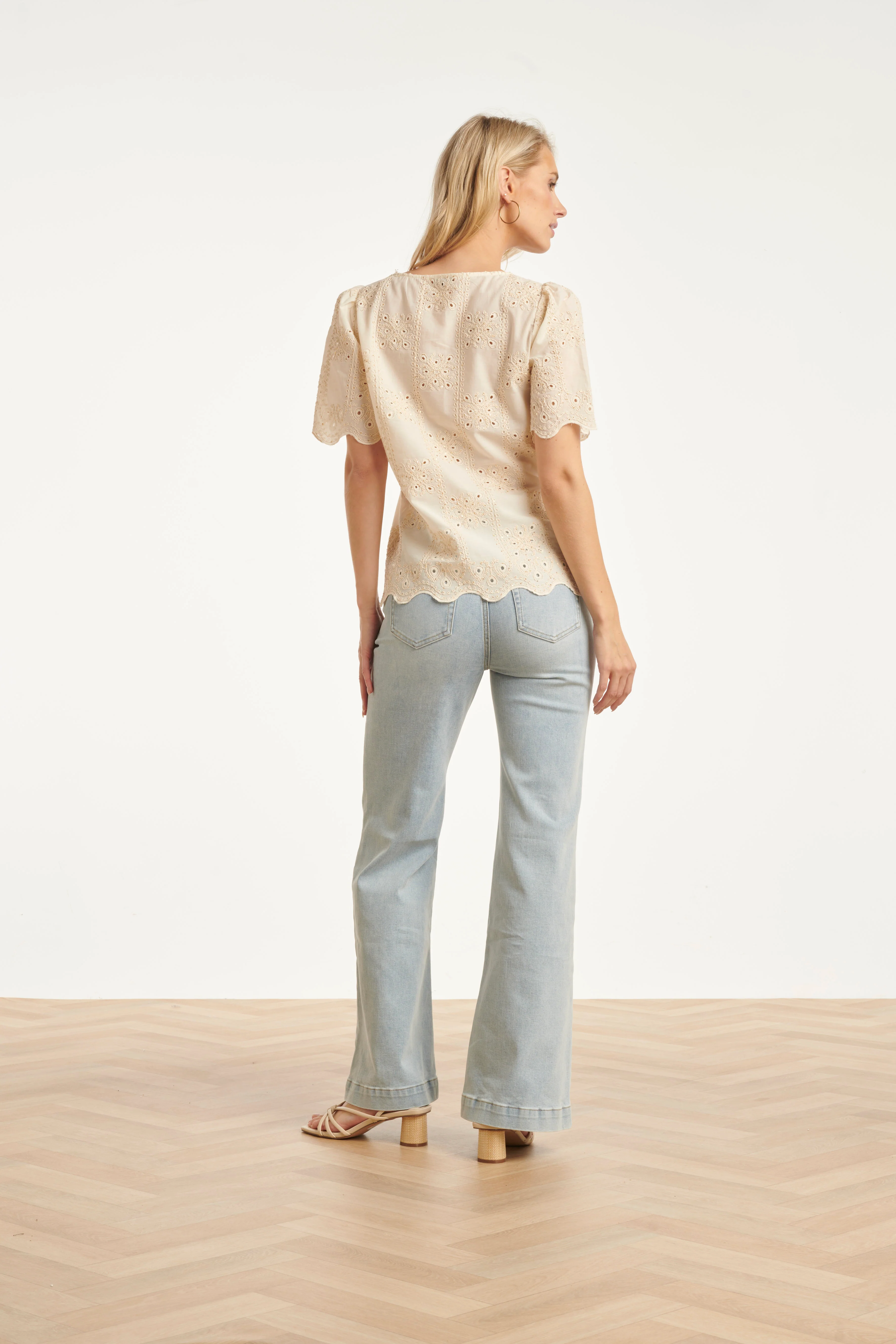 Crème Broderie Top Met Korte Mouwen En Scallop Zoom | Off White - Image 11