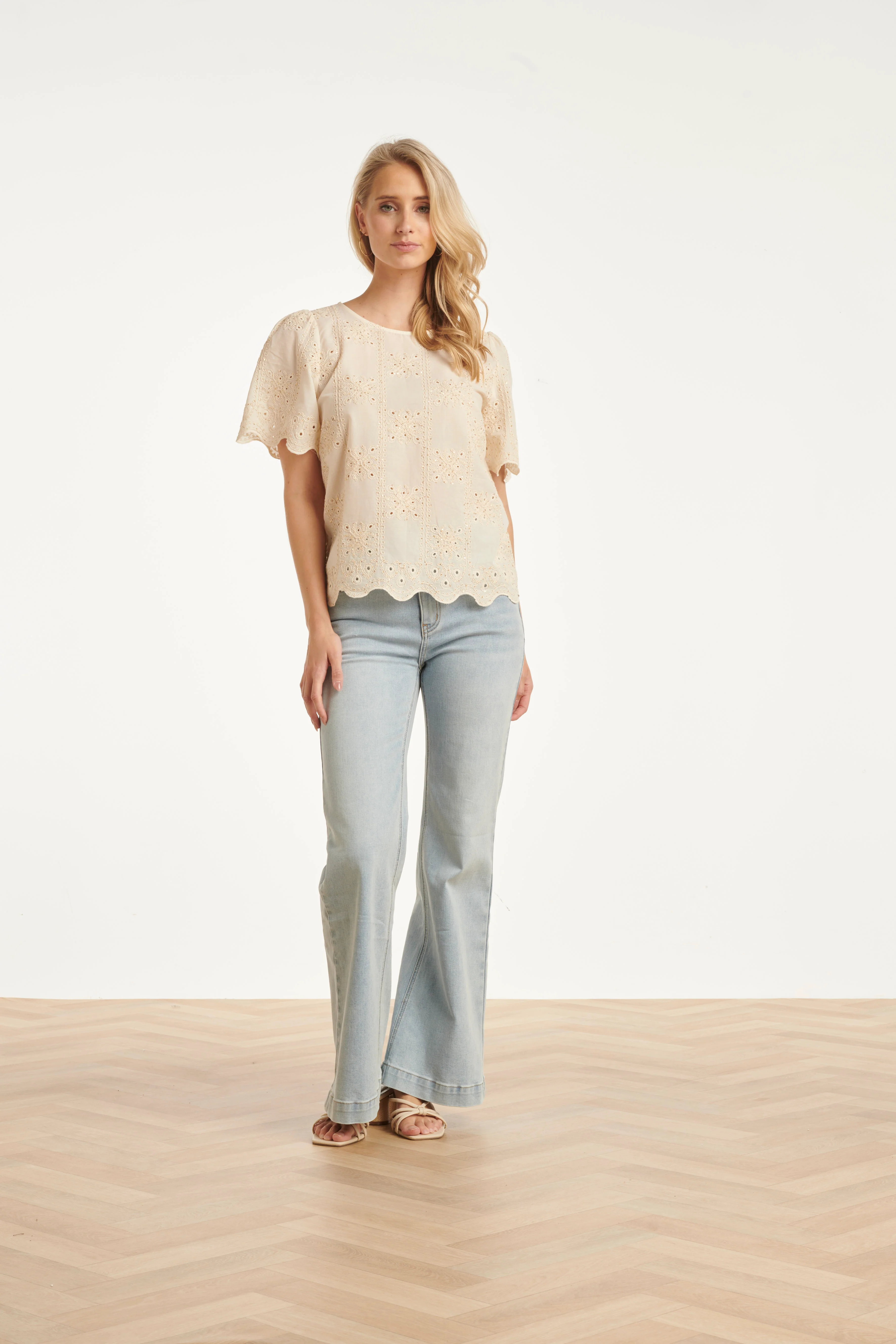Crème Broderie Top Met Korte Mouwen En Scallop Zoom | Off White - Image 5