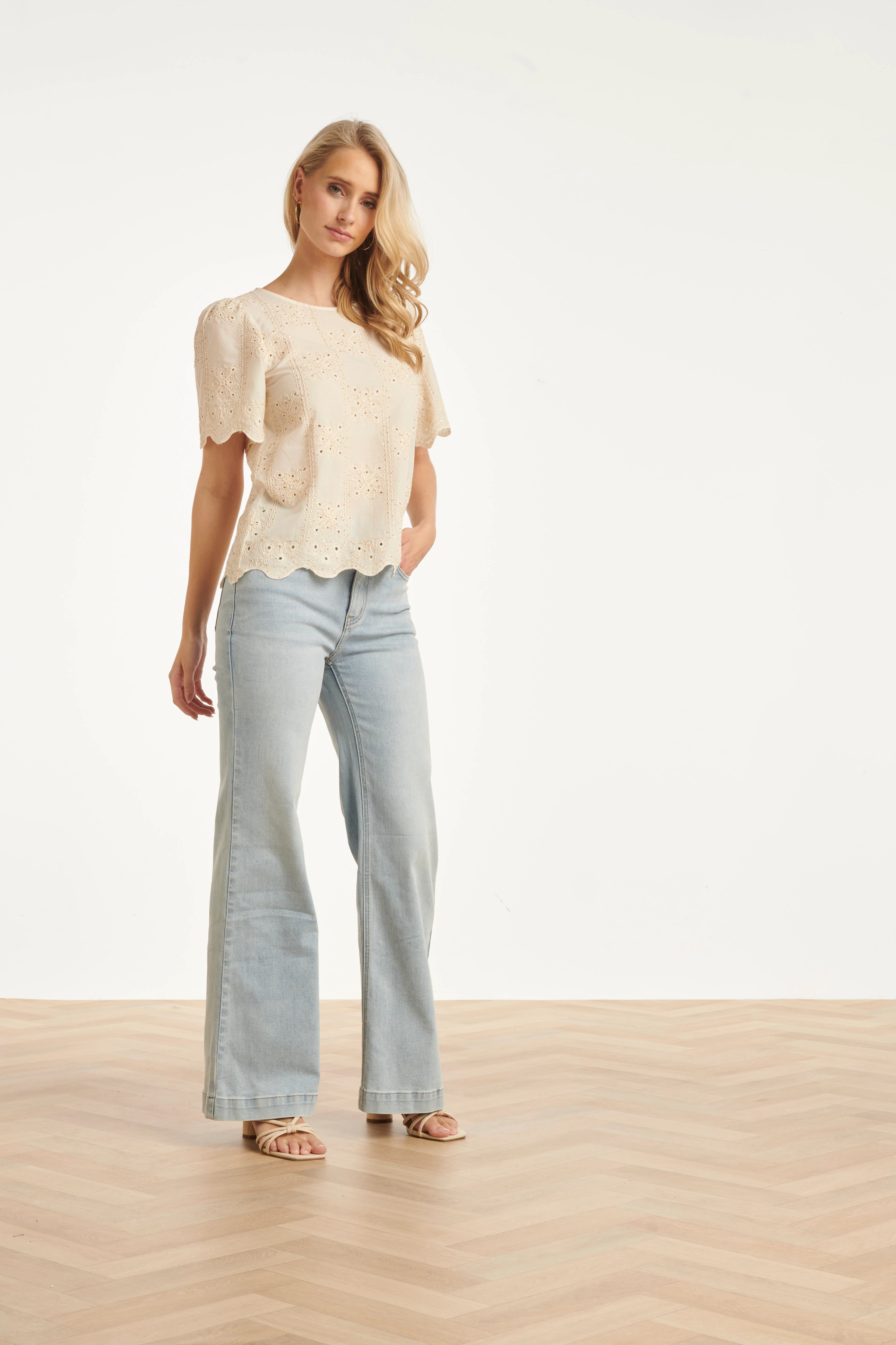 Crème Broderie Top Met Korte Mouwen En Scallop Zoom | Off White - Image 7