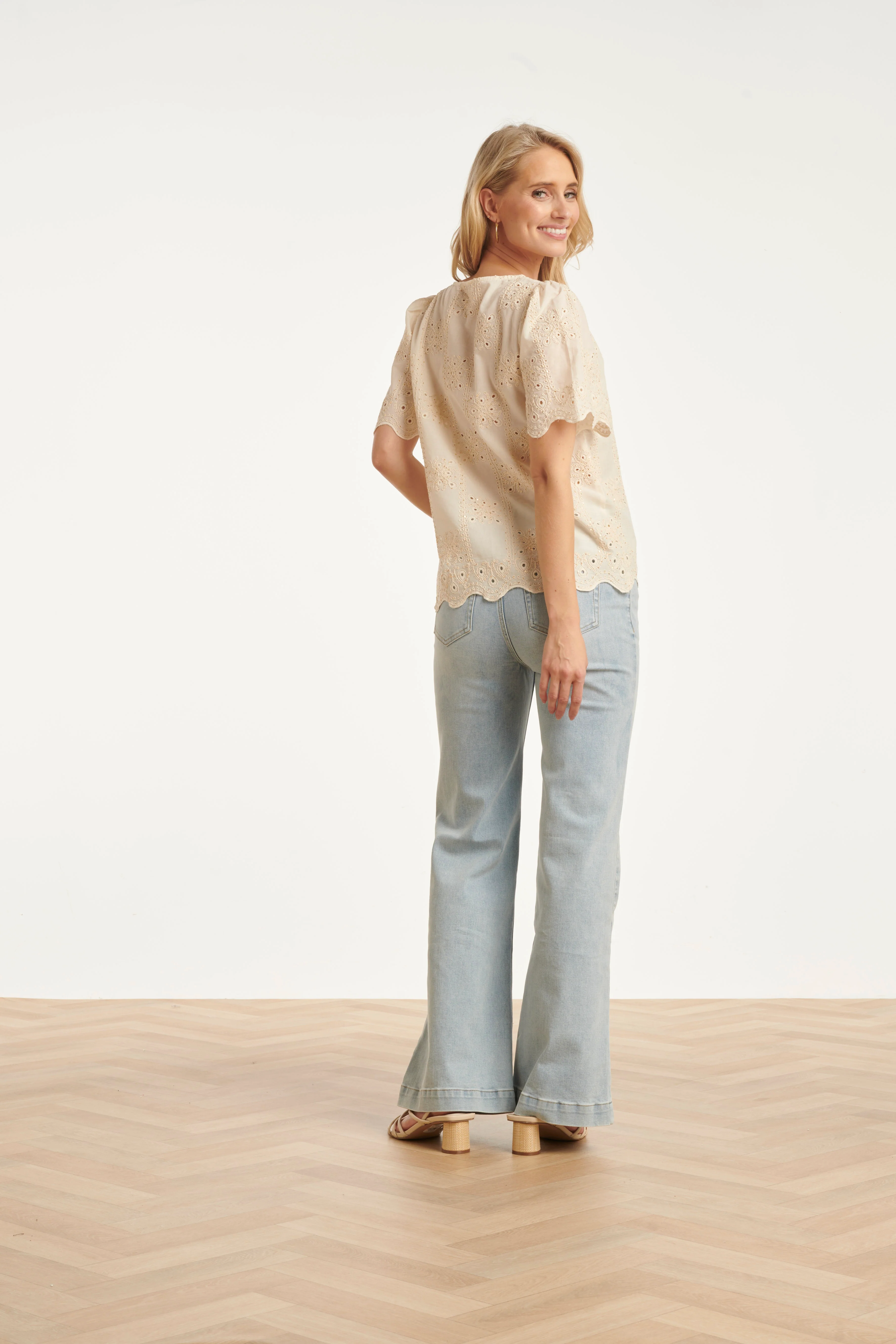 Crème Broderie Top Met Korte Mouwen En Scallop Zoom | Off White - Image 9