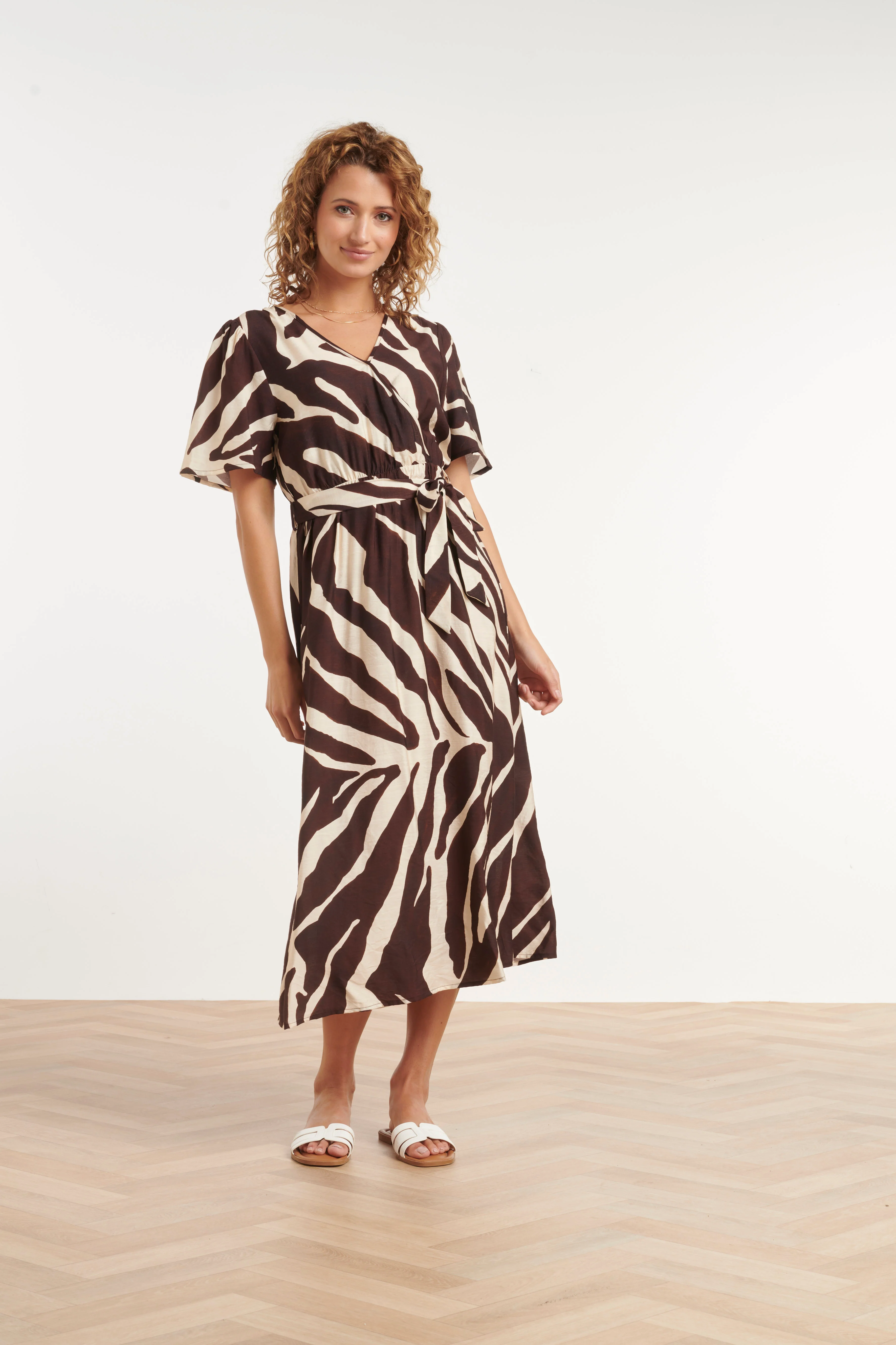 Crème Jurk Met Bruine Abstracte Print En Tailleceintuur | Off White - Brown