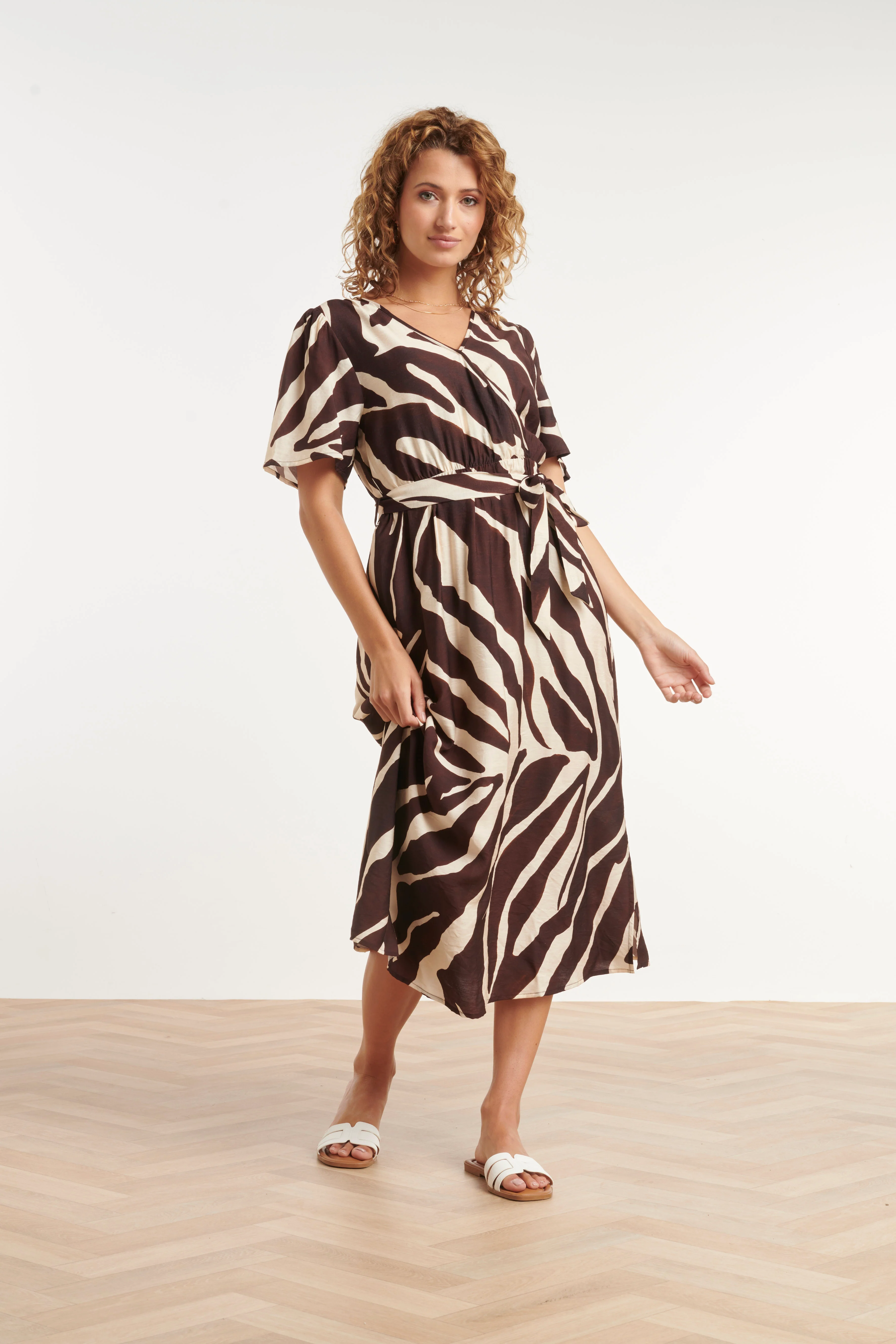 Crème Jurk Met Bruine Abstracte Print En Tailleceintuur | Off White - Brown - Image 4