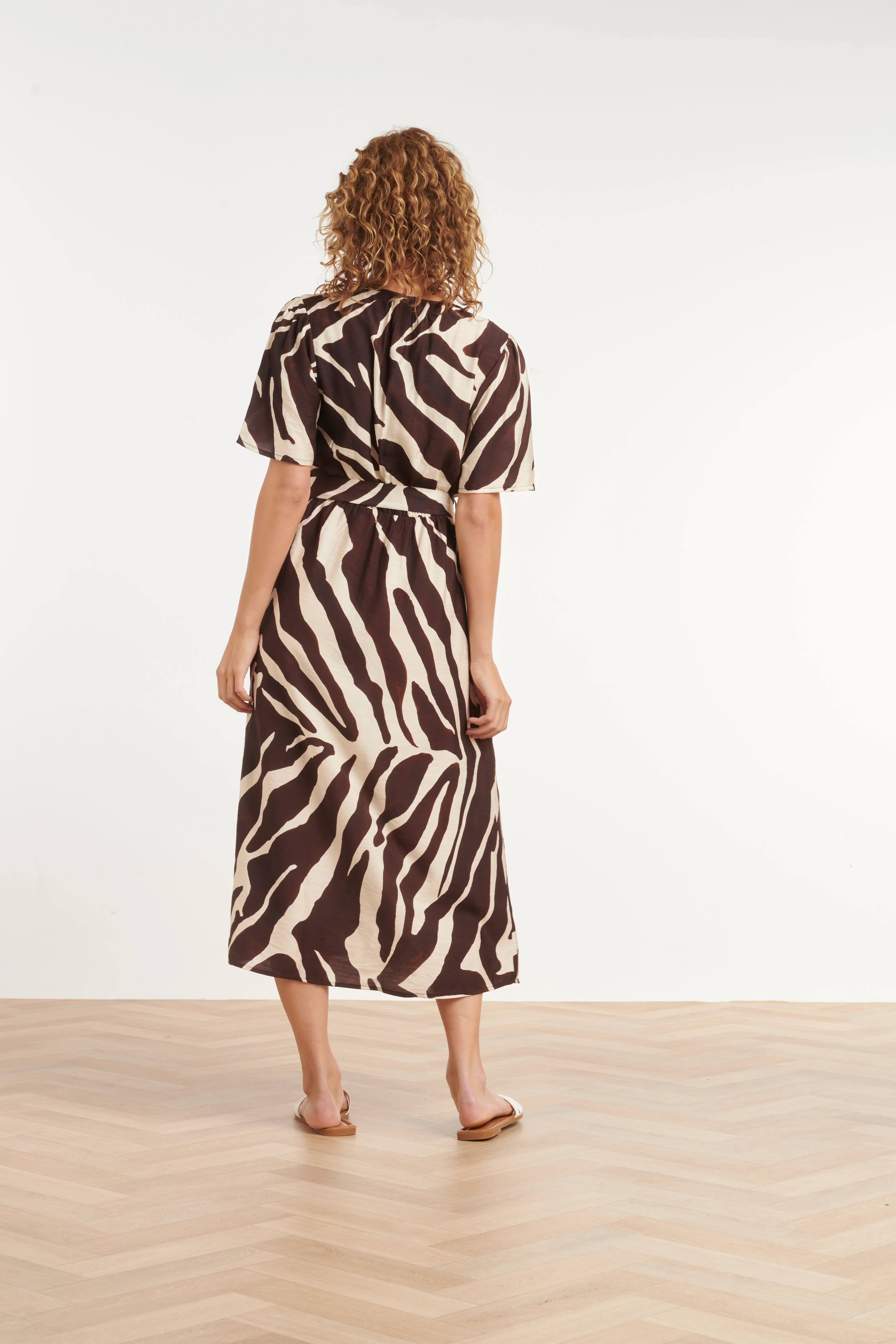 Crème Jurk Met Bruine Abstracte Print En Tailleceintuur | Off White - Brown - Image 6