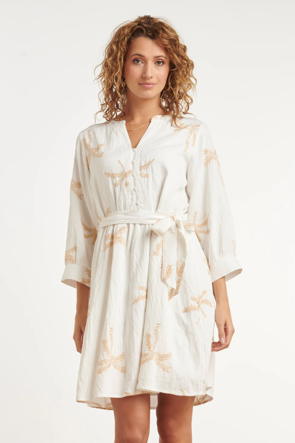 Crème Jurk Met Goudkleurige Palmprint En Ceintuur | Off White - Sand