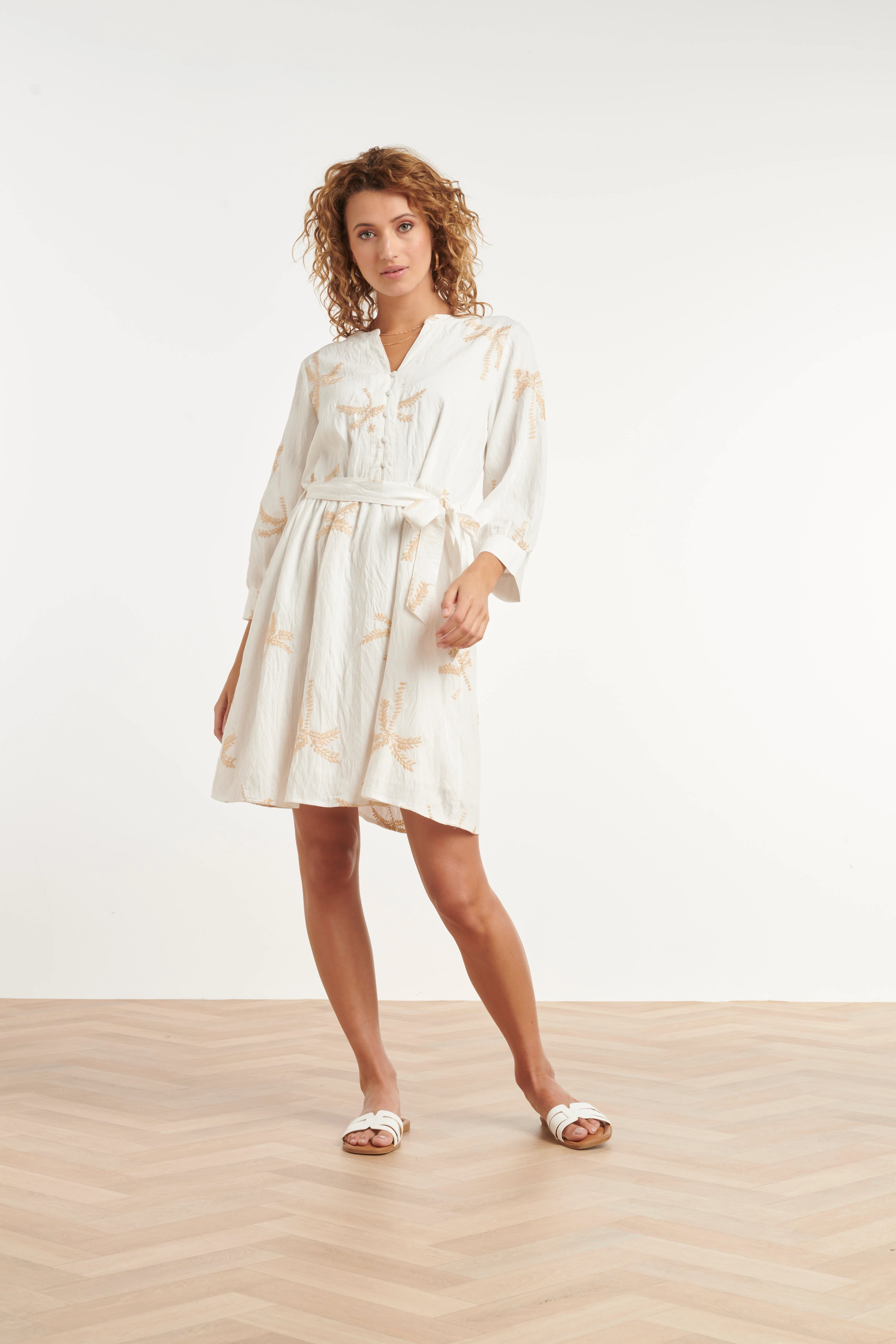 Crème Jurk Met Goudkleurige Palmprint En Ceintuur | Off White - Sand - Image 3