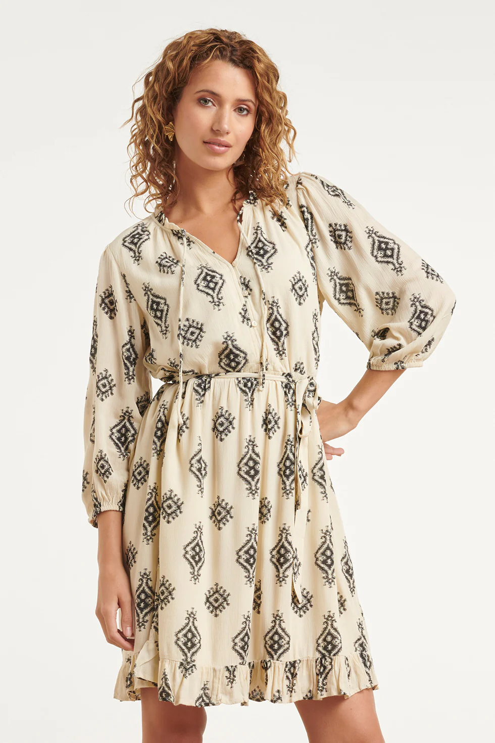 Crème Jurk Met Zwarte Geometrische Print En Ceintuur | Black White - Image 4