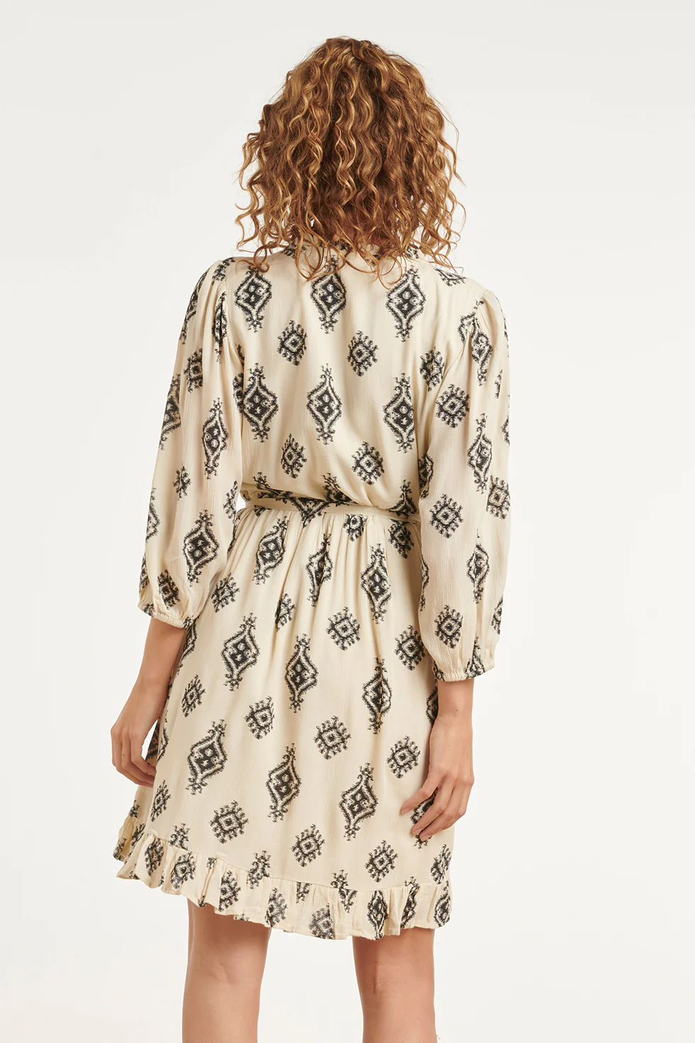 Crème Jurk Met Zwarte Geometrische Print En Ceintuur | Black White - Image 6