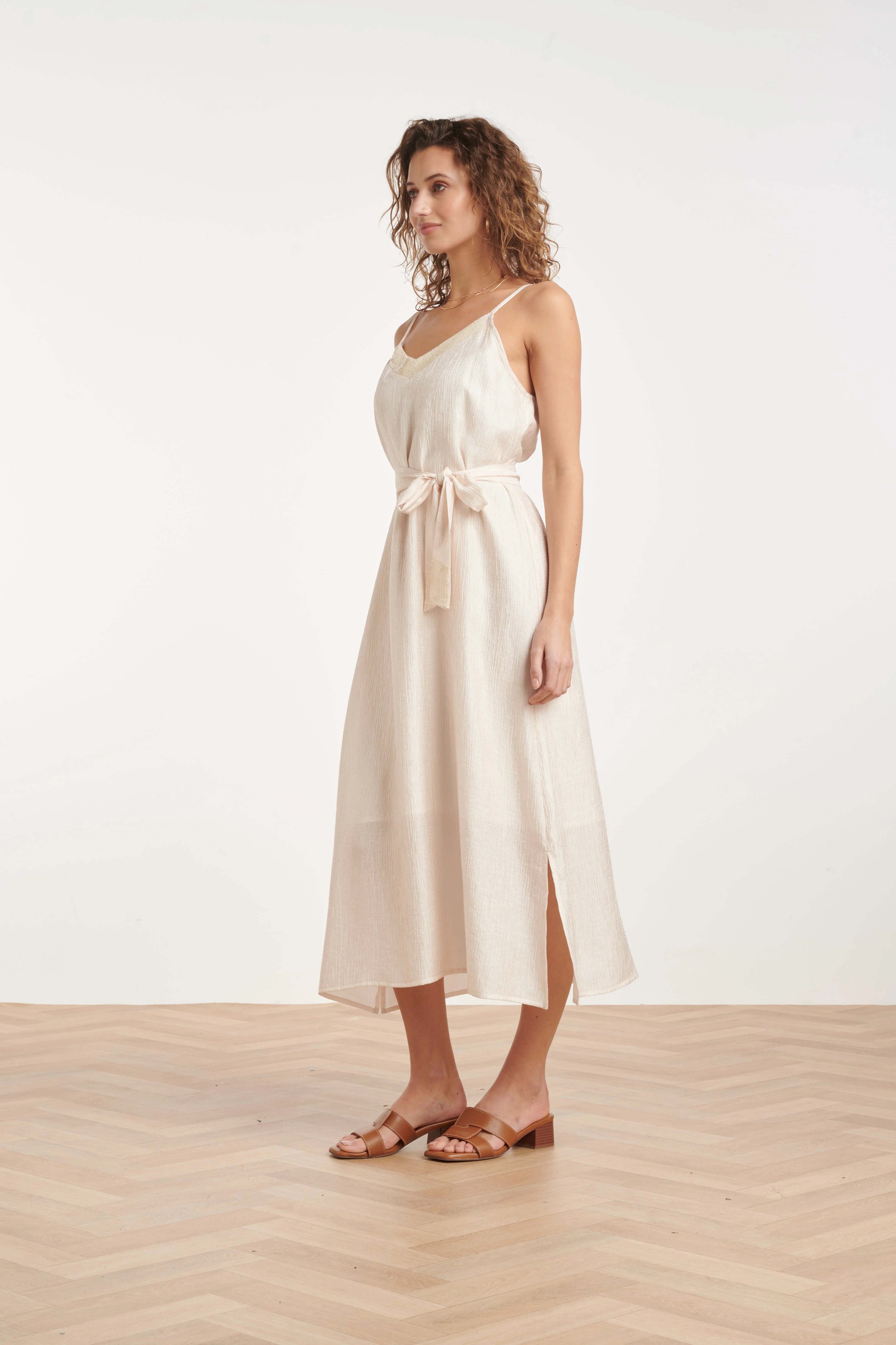 Crème Midi Jurk Met Spaghettibandjes En Ceintuur | Off White - Image 5