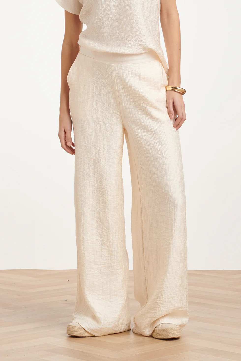 Crème Wide Leg Broek Met Subtiele Glans En Crinkle Structuur | Off White - Image 4