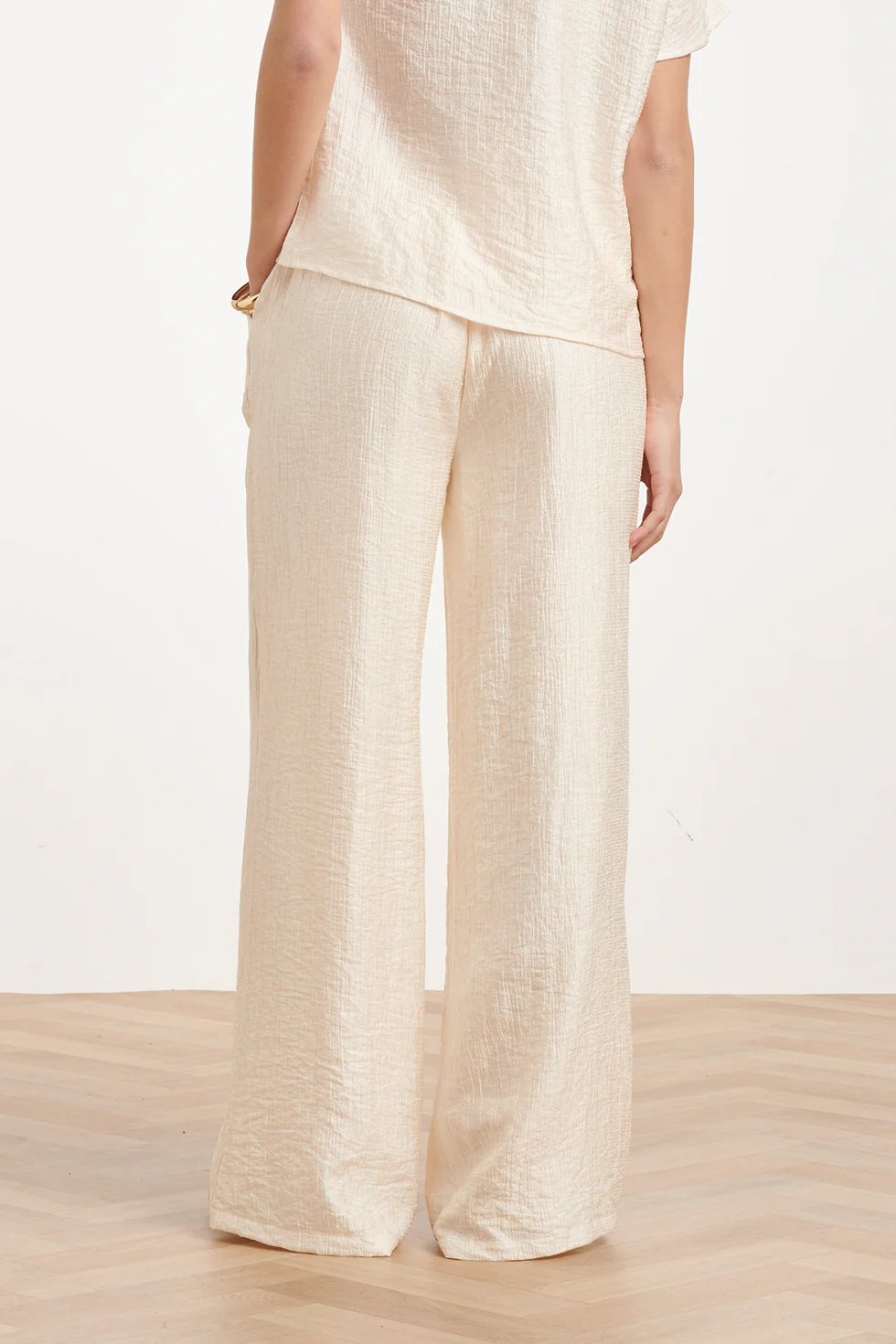 Crème Wide Leg Broek Met Subtiele Glans En Crinkle Structuur | Off White - Image 7