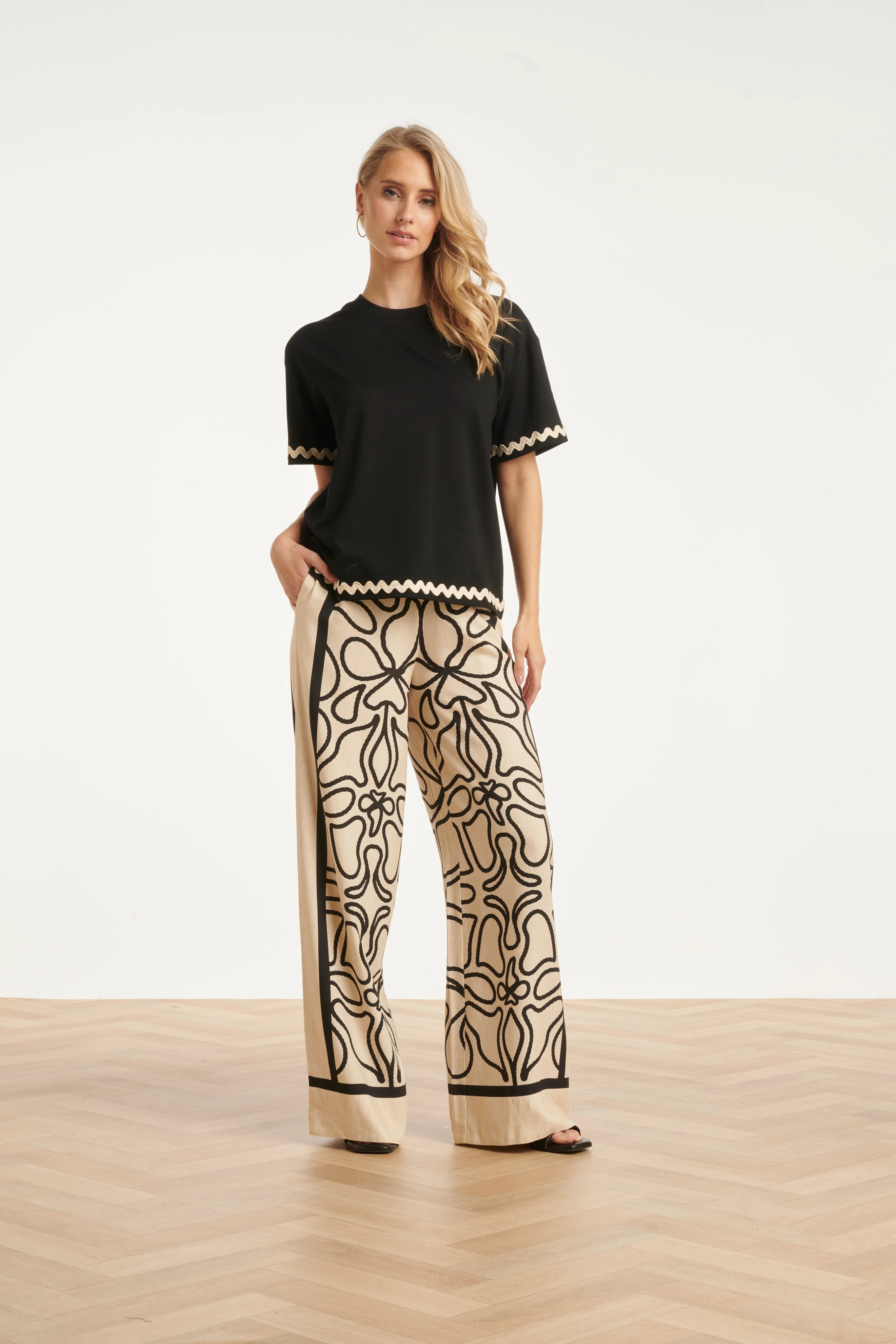 Crème Wide Leg Broek Met Zwart Grafisch Patroon | Sand - Black - Image 2