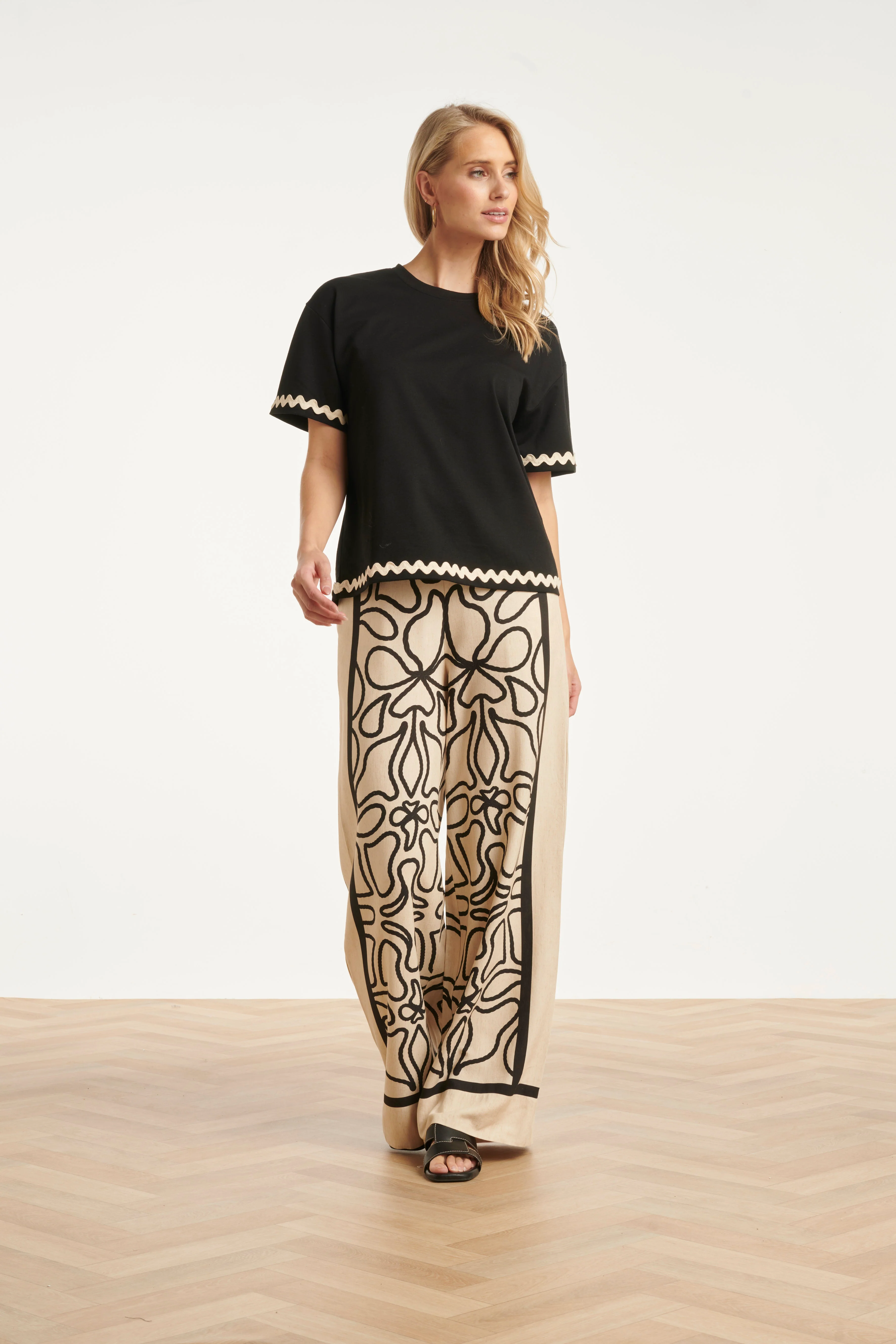 Crème Wide Leg Broek Met Zwart Grafisch Patroon | Sand - Black - Image 5