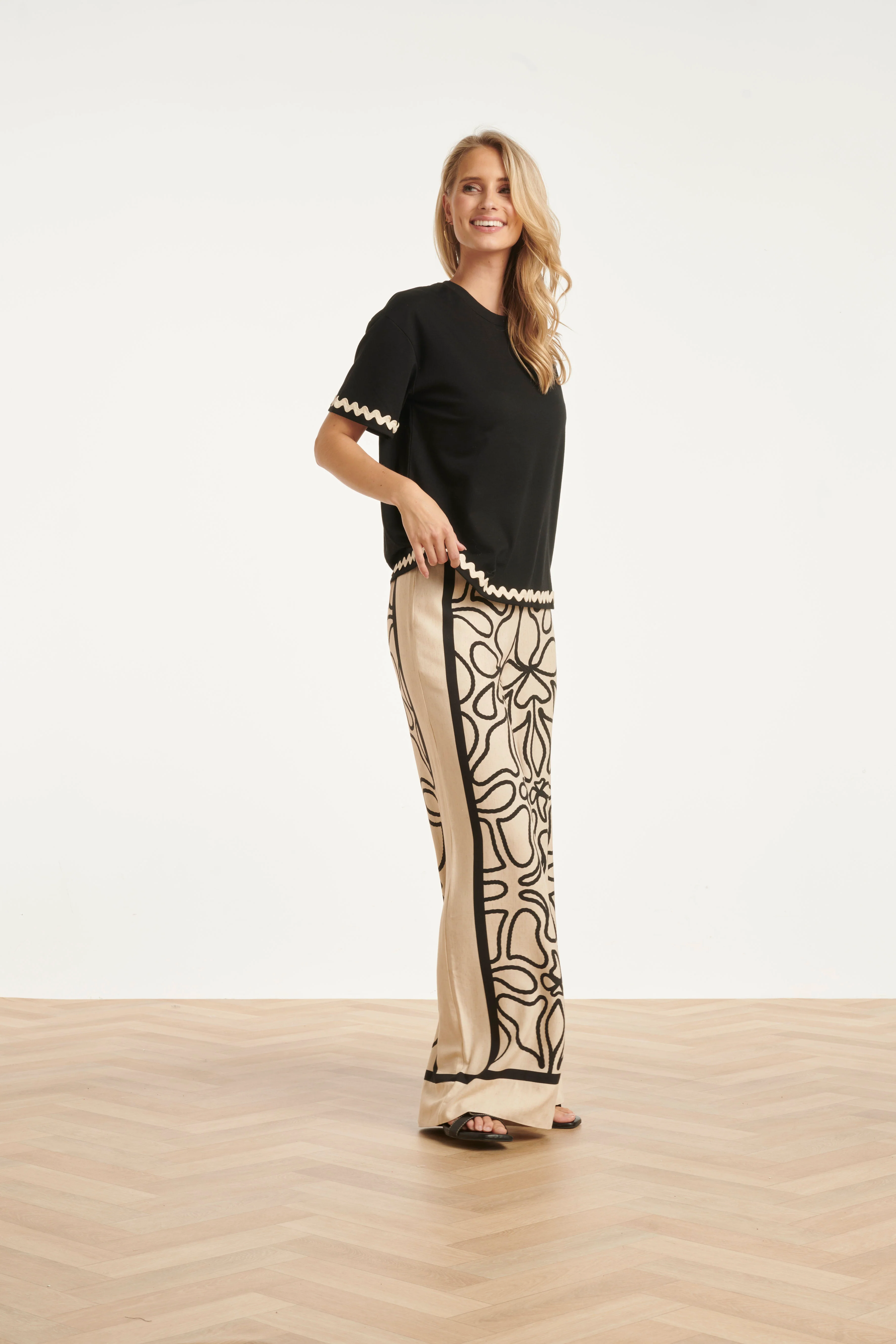 Crème Wide Leg Broek Met Zwart Grafisch Patroon | Sand - Black - Image 7