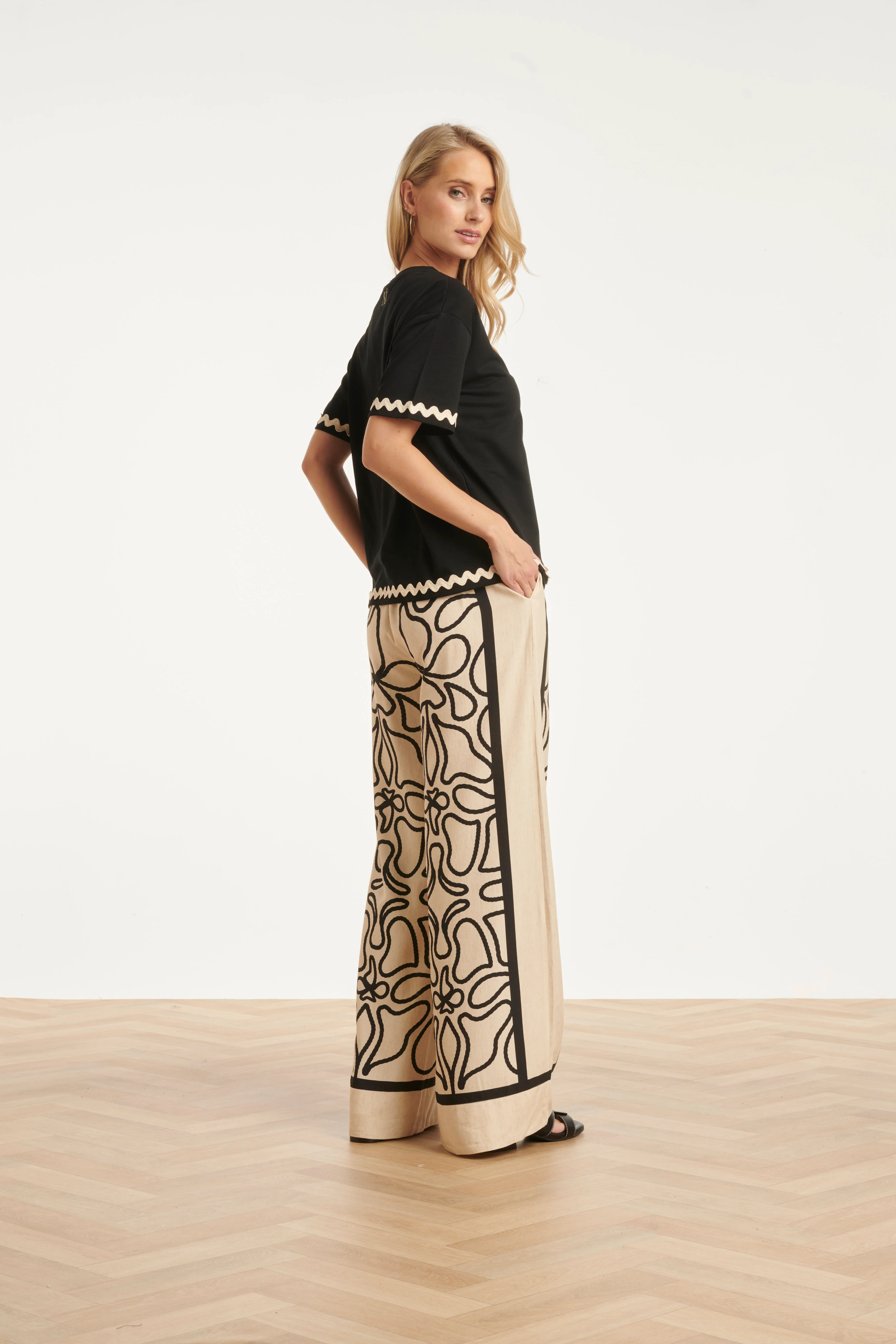 Crème Wide Leg Broek Met Zwart Grafisch Patroon | Sand - Black - Image 9