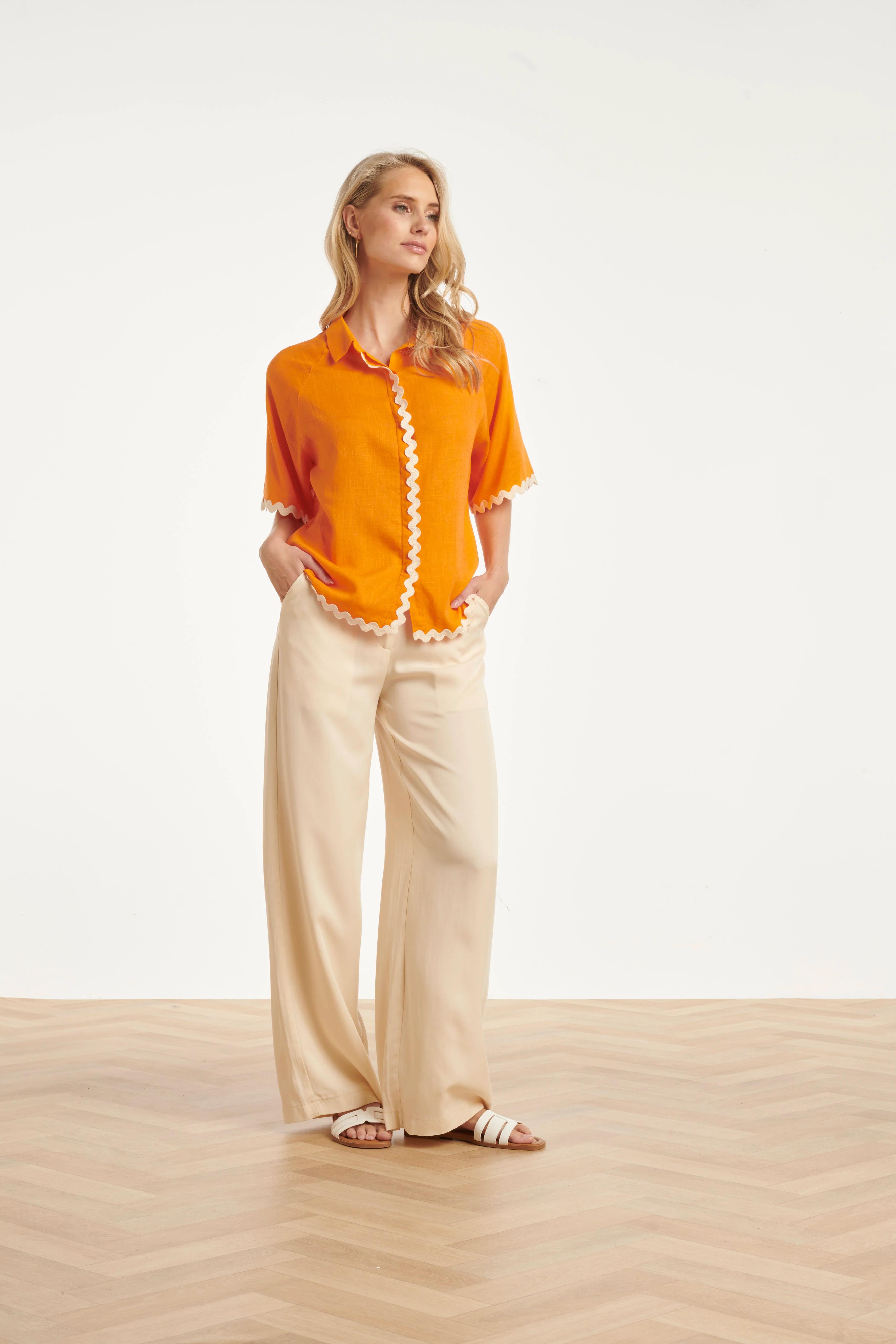 Dames Blouse Met Golvende Afwerking En Korte Mouwen | Light Orange - Sand - Image 3