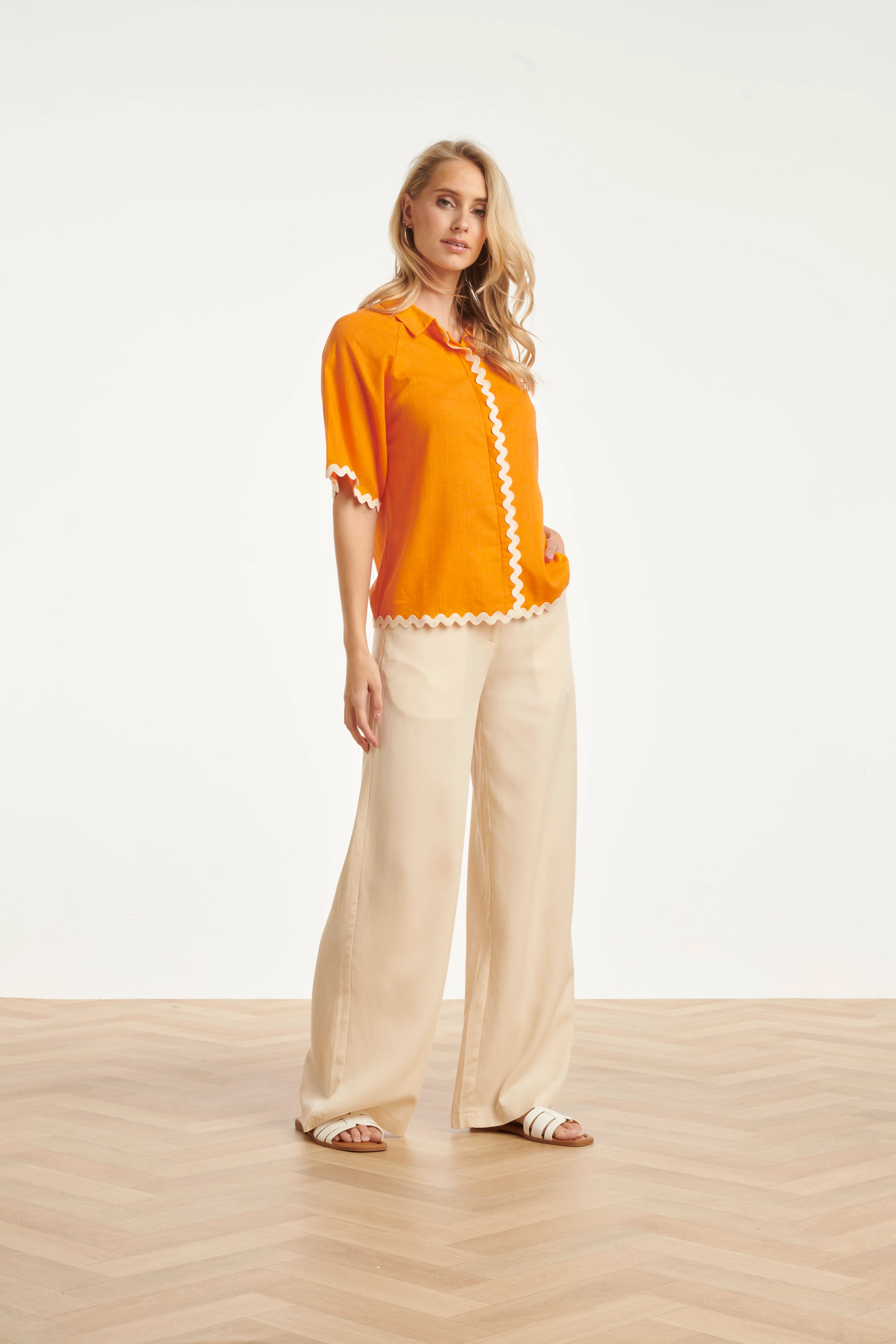 Dames Blouse Met Golvende Afwerking En Korte Mouwen | Light Orange - Sand - Image 4