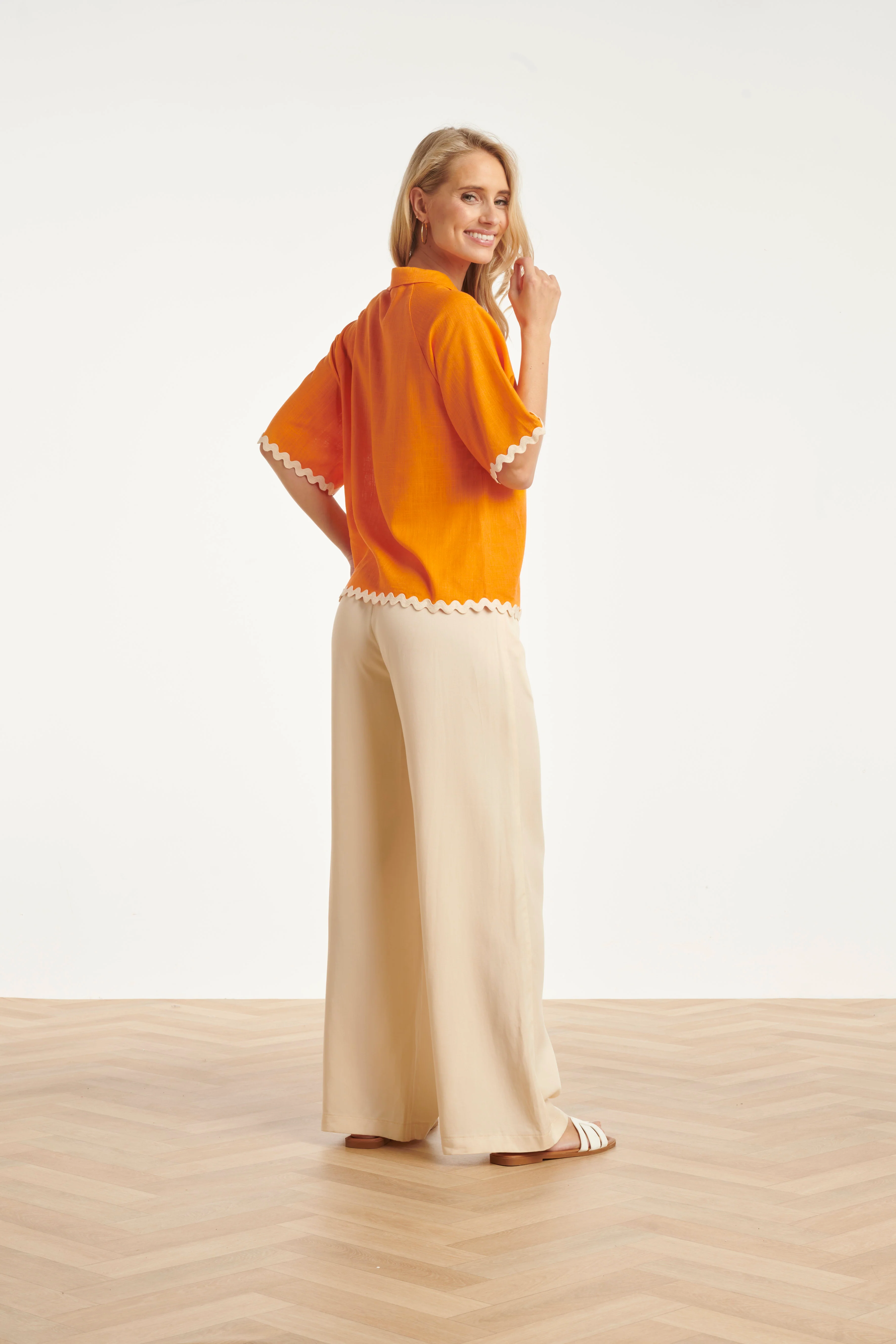 Dames Blouse Met Golvende Afwerking En Korte Mouwen | Light Orange - Sand - Image 5