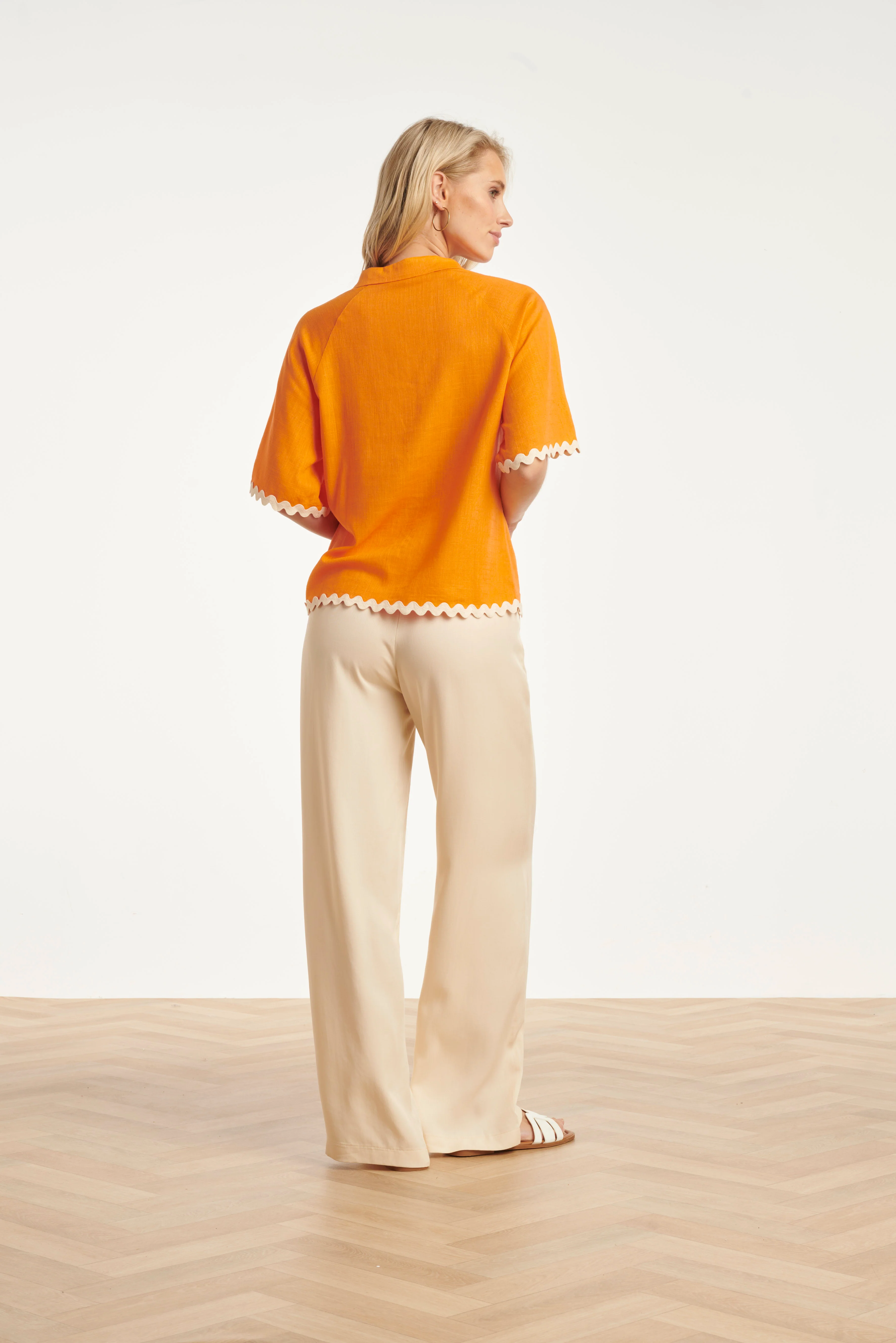 Dames Blouse Met Golvende Afwerking En Korte Mouwen | Light Orange - Sand - Image 6