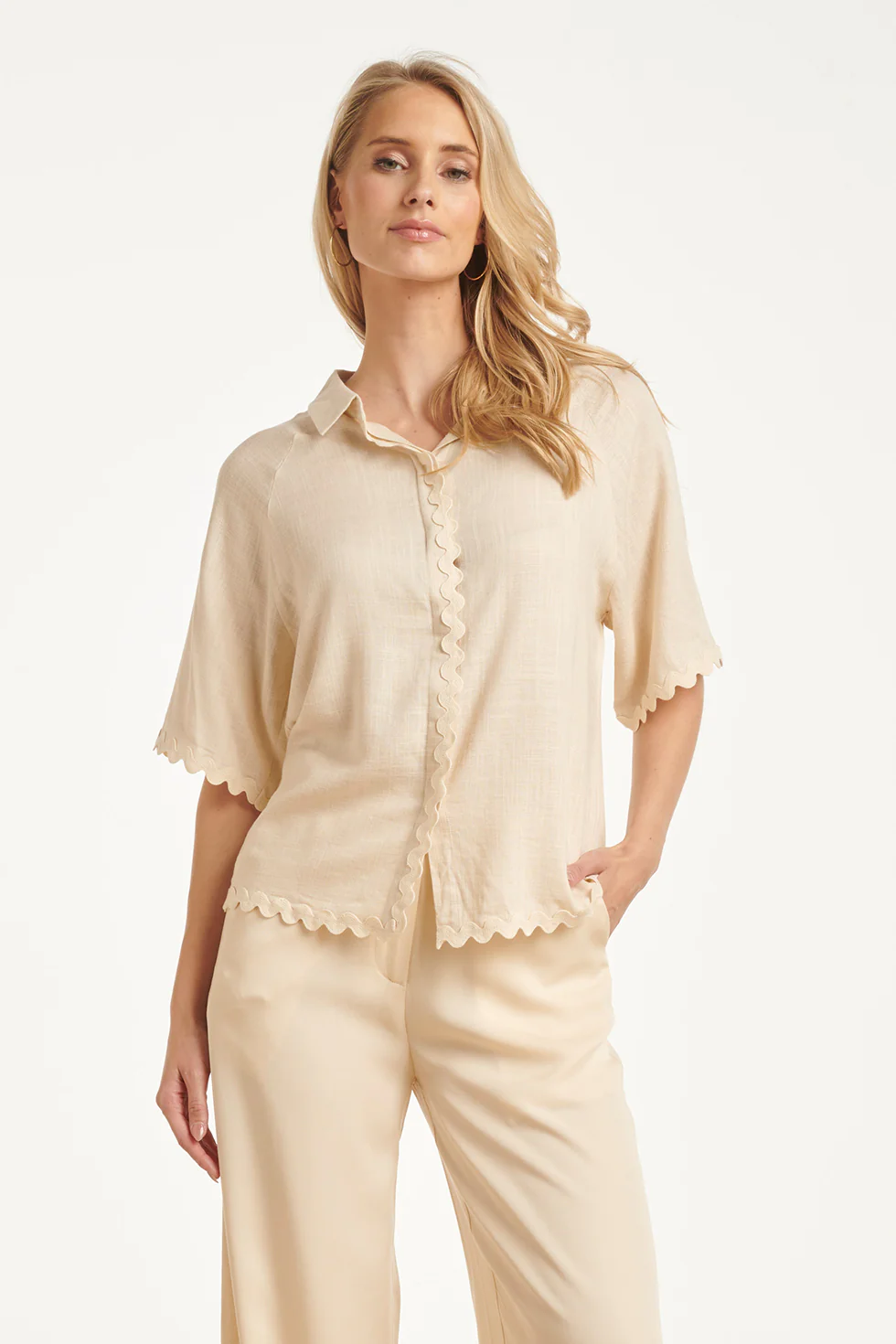 Dames Blouse Met Golvende Afwerking En Korte Mouwen | Sand - Image 2
