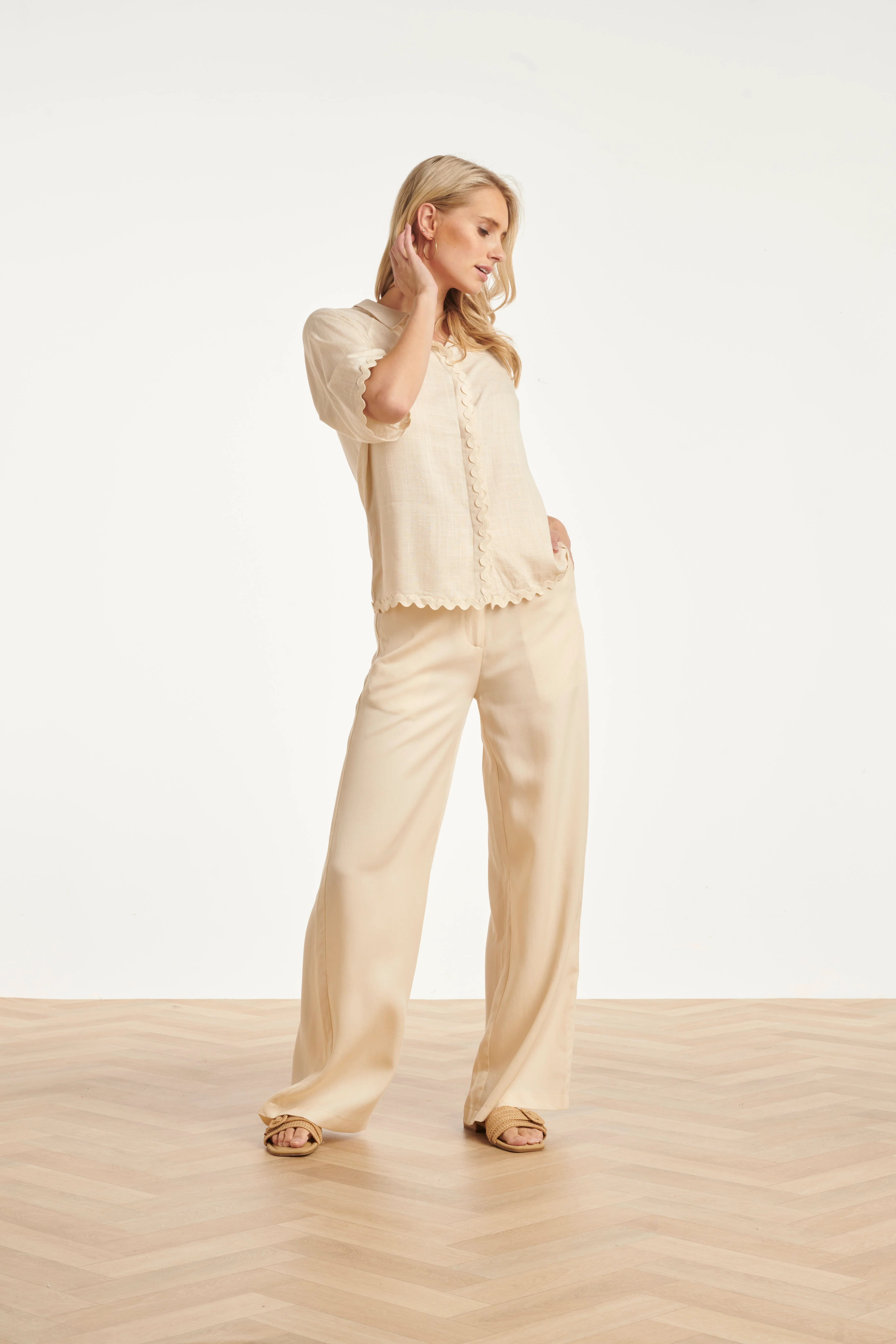Dames Blouse Met Golvende Afwerking En Korte Mouwen | Sand - Image 5