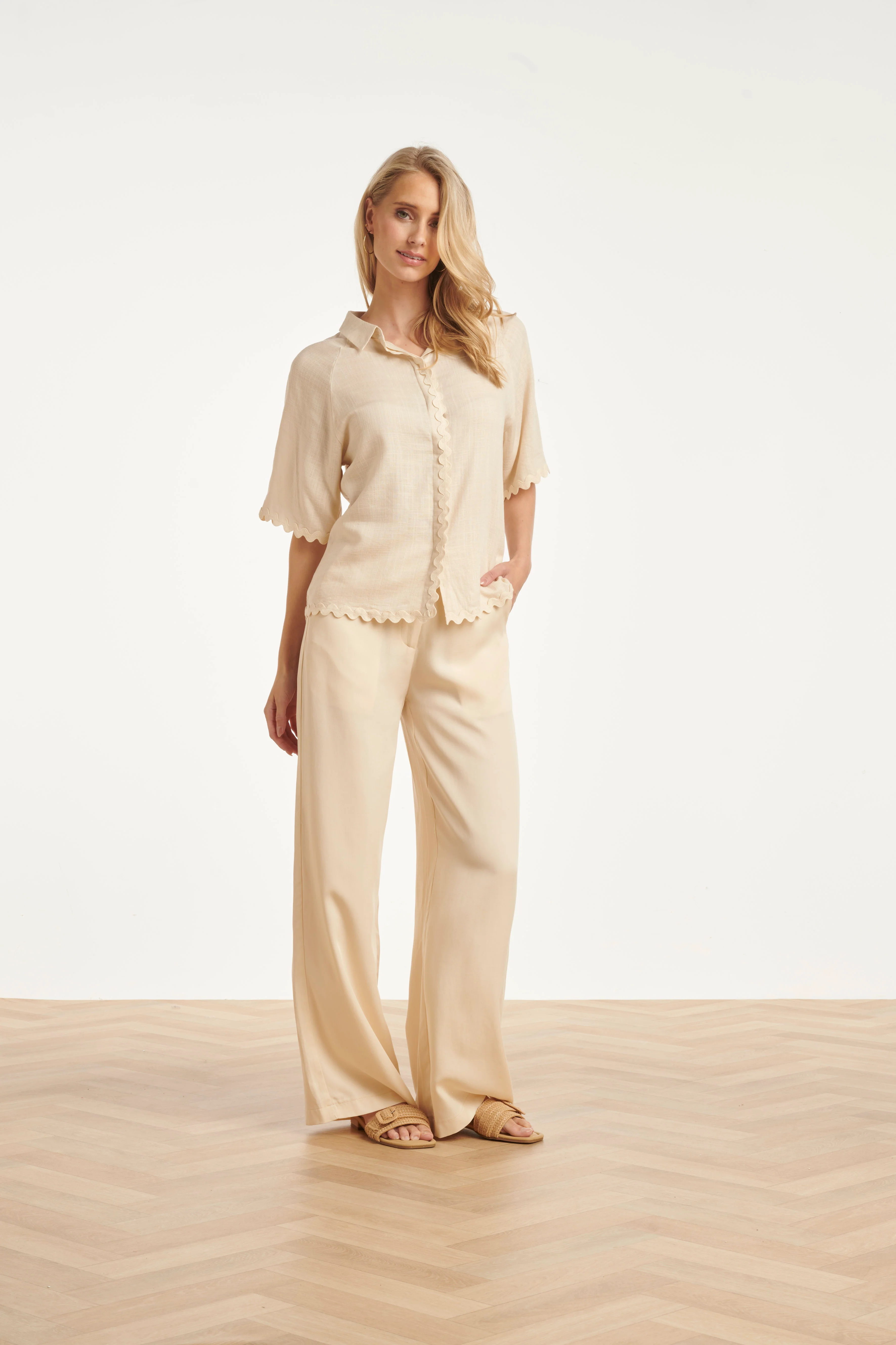 Dames Blouse Met Golvende Afwerking En Korte Mouwen | Sand - Image 7
