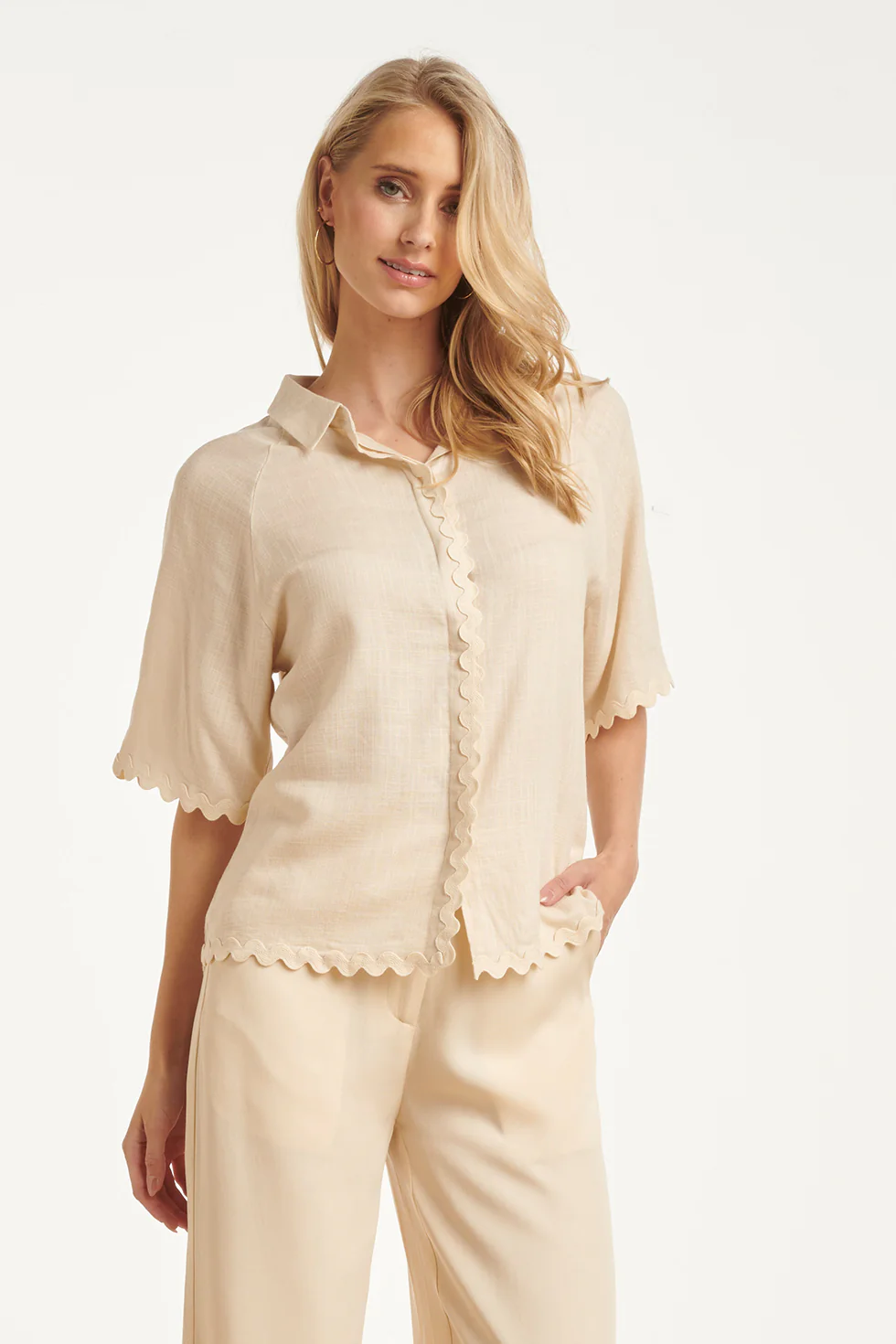 Dames Blouse Met Golvende Afwerking En Korte Mouwen | Sand - Image 8