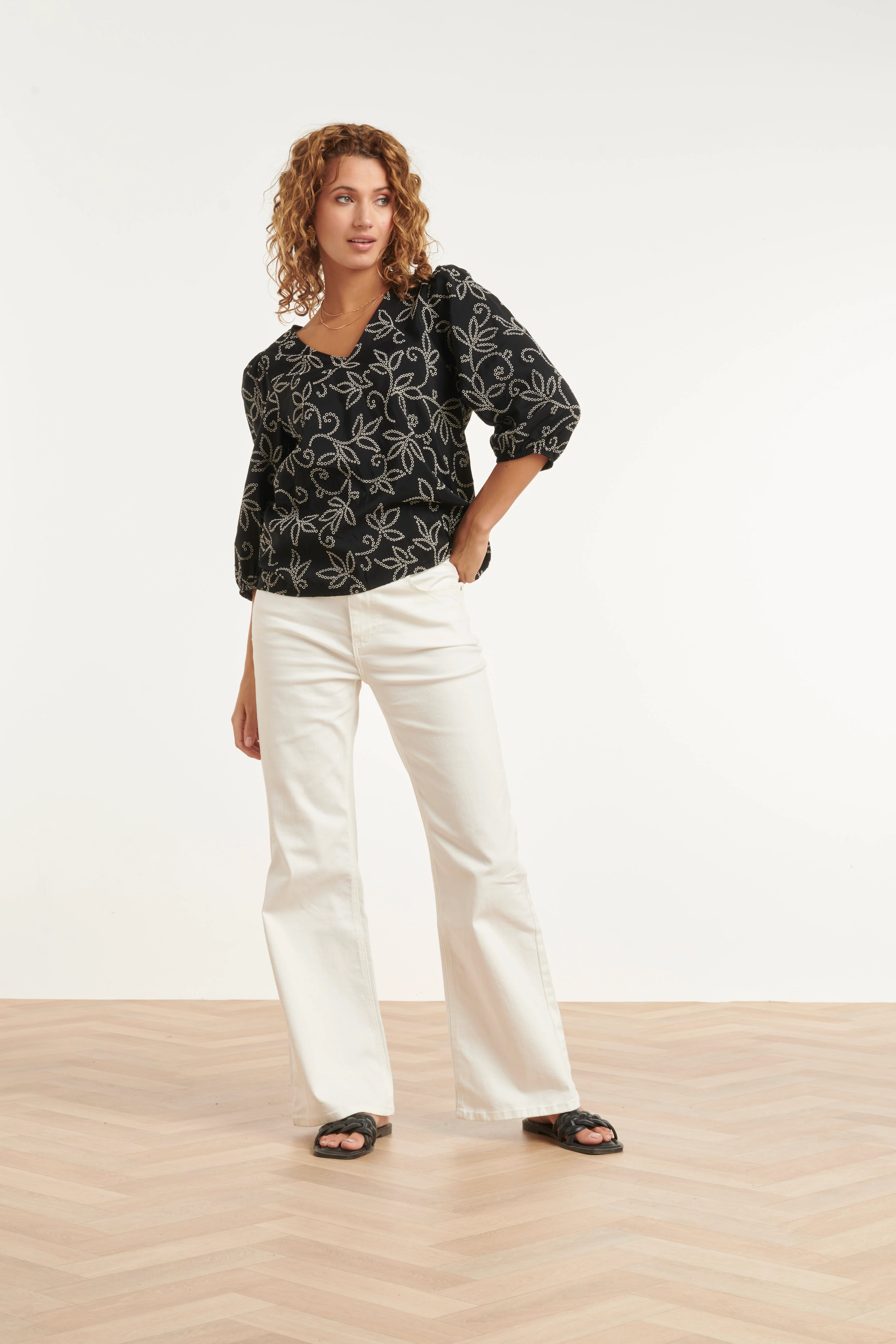 Dames Blouse Met Verfijnde Bloem Print En V-Hals | Black White - Image 3