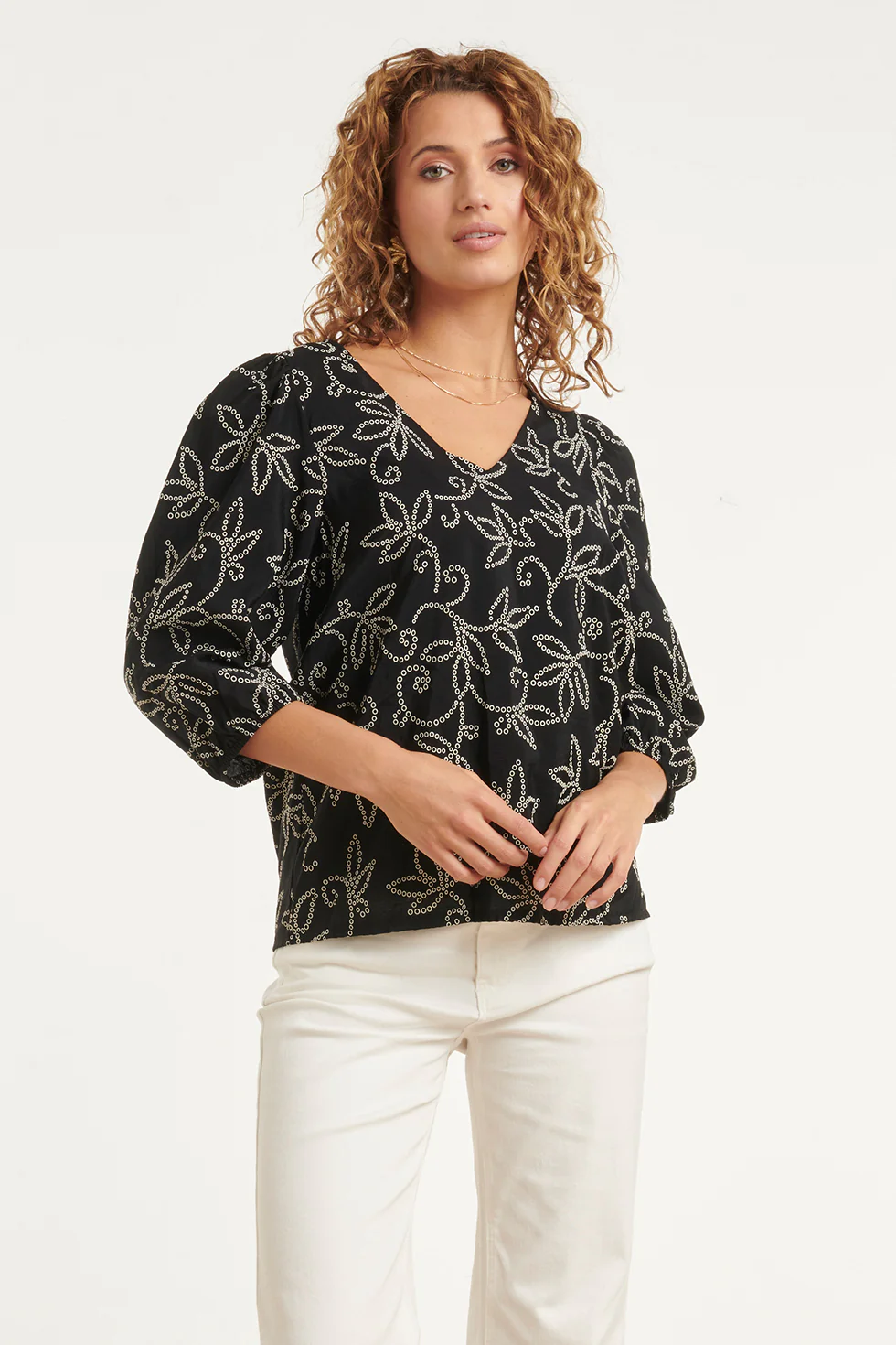 Dames Blouse Met Verfijnde Bloem Print En V-Hals | Black White - Image 4