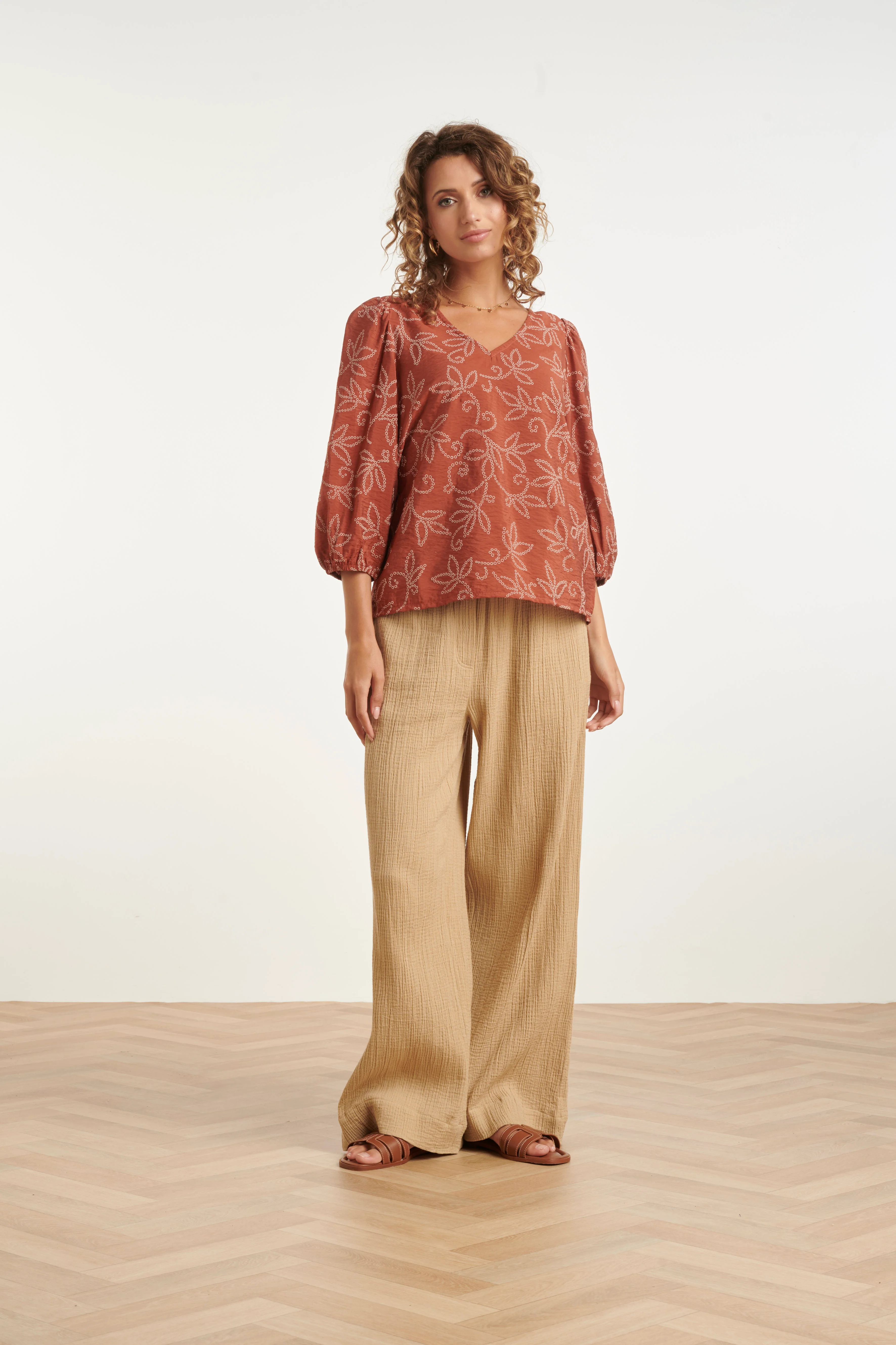 Dames Blouse Met Verfijnde Bloem Print En V-Hals | Brique - Image 3