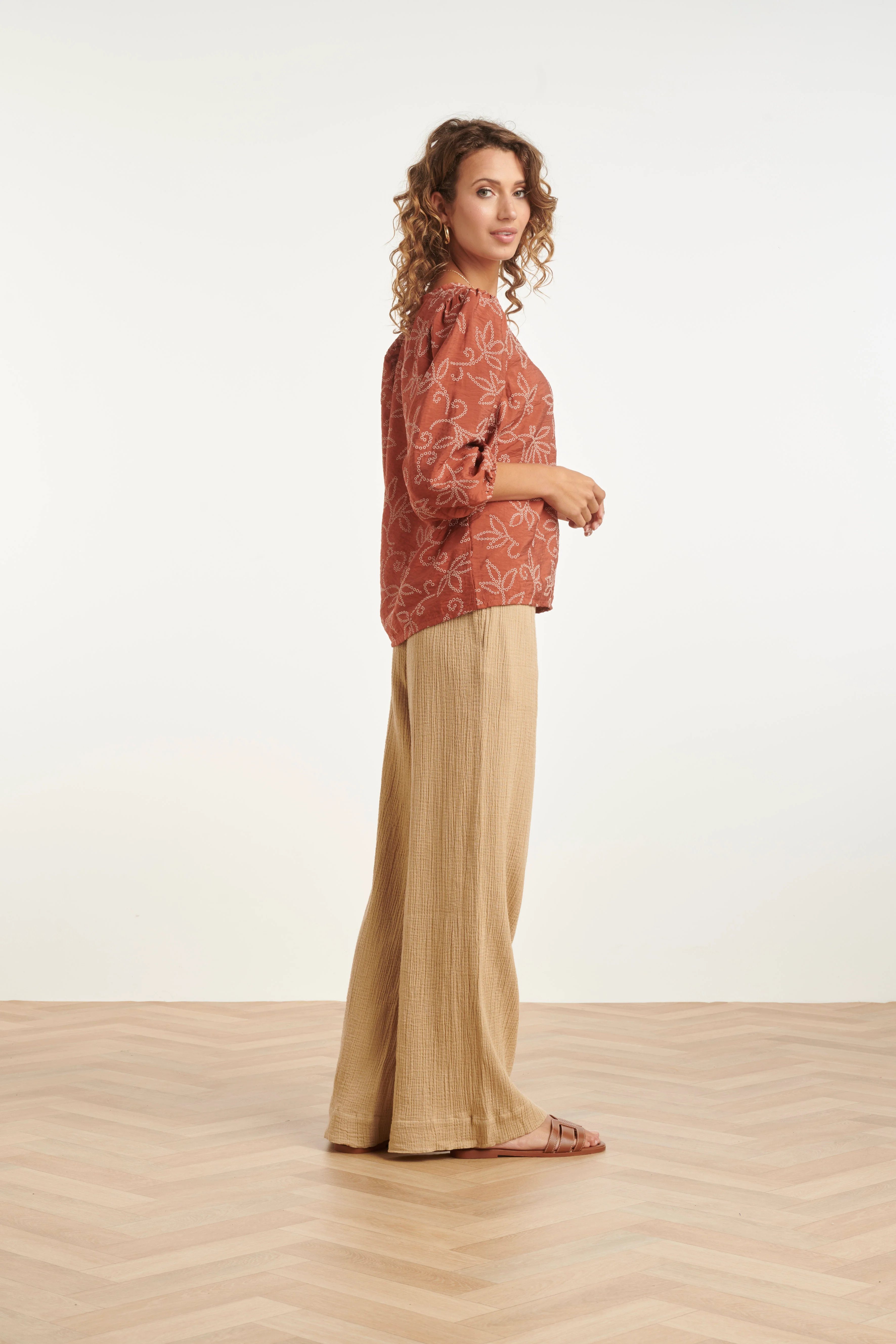Dames Blouse Met Verfijnde Bloem Print En V-Hals | Brique - Image 4