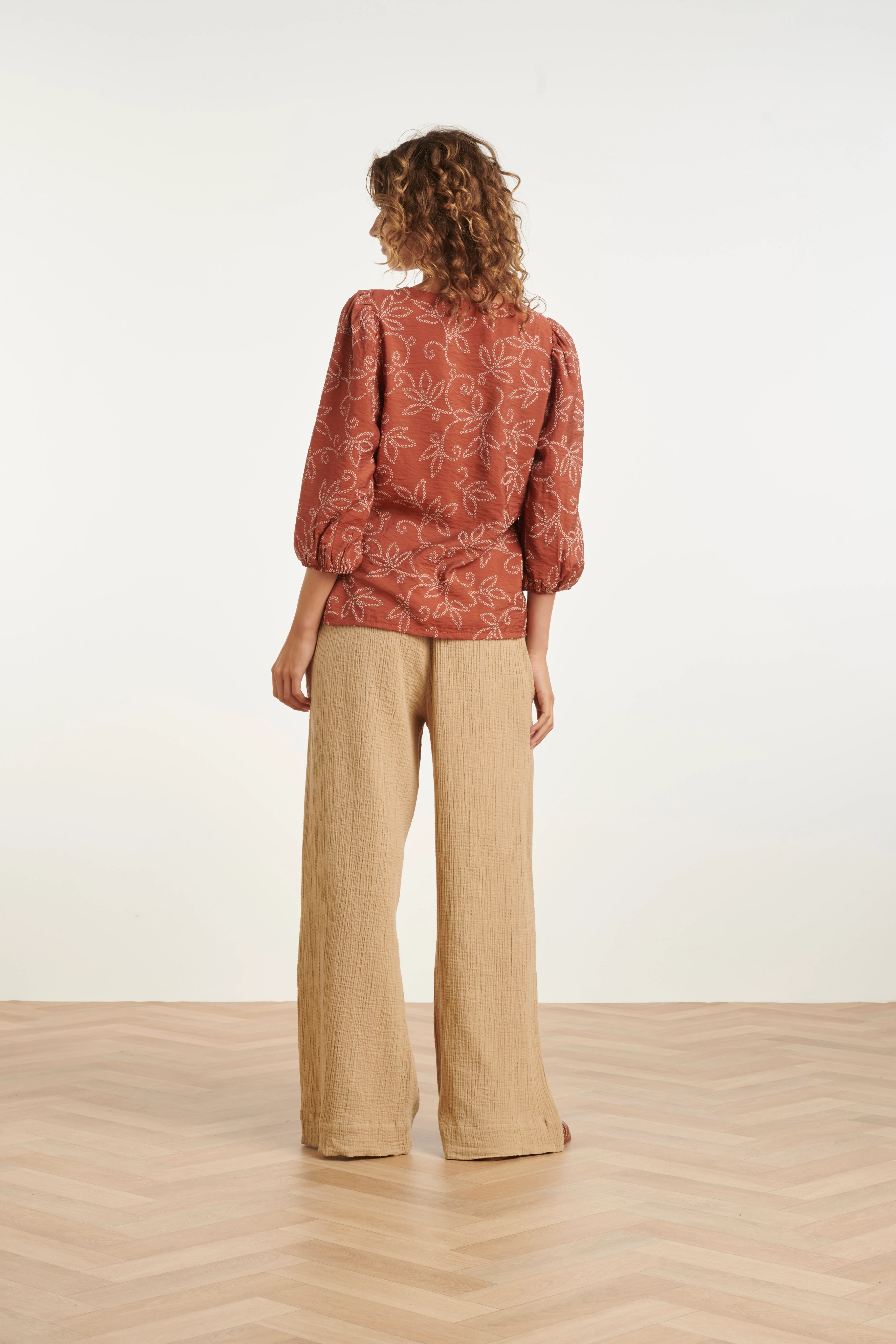 Dames Blouse Met Verfijnde Bloem Print En V-Hals | Brique - Image 5