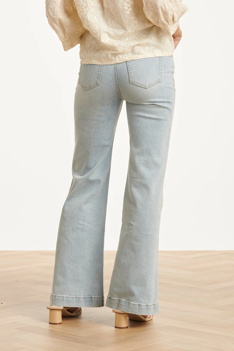 Dames Flared Jeans In Lichtblauw | Denim - Image 10