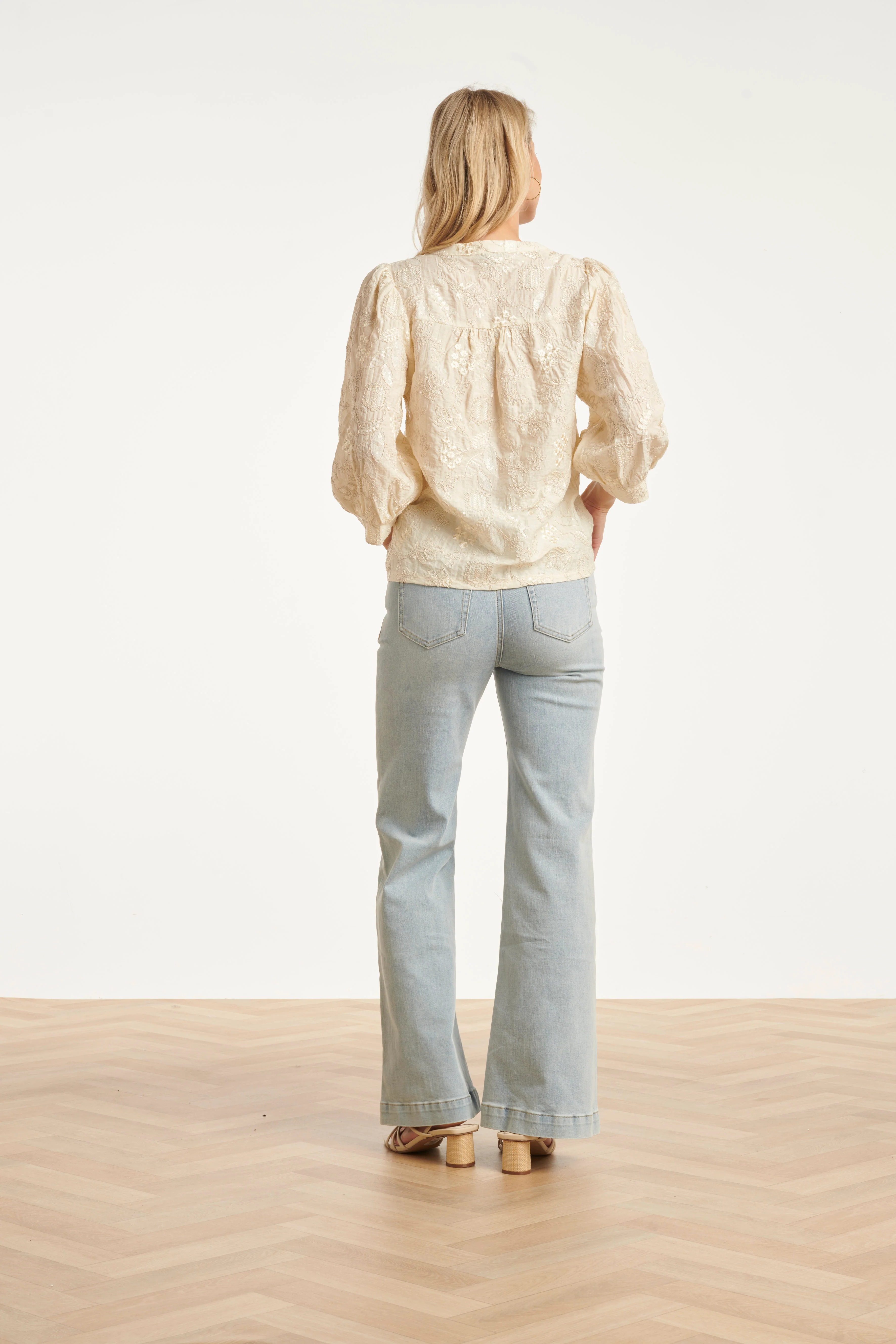 Dames Flared Jeans In Lichtblauw | Denim - Image 11