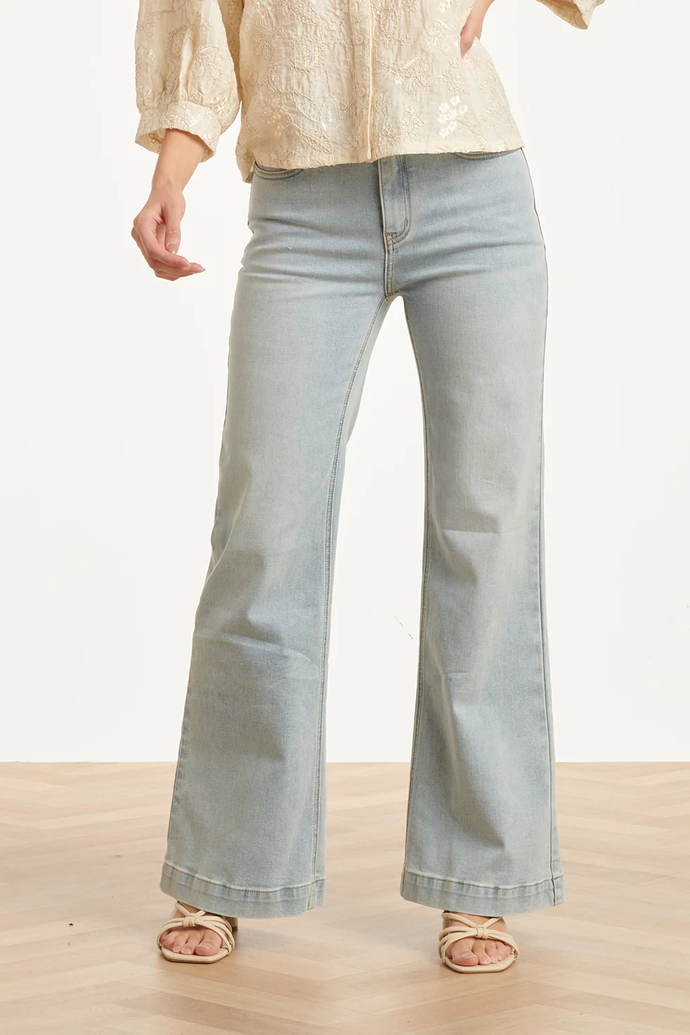 Dames Flared Jeans In Lichtblauw | Denim - Image 6