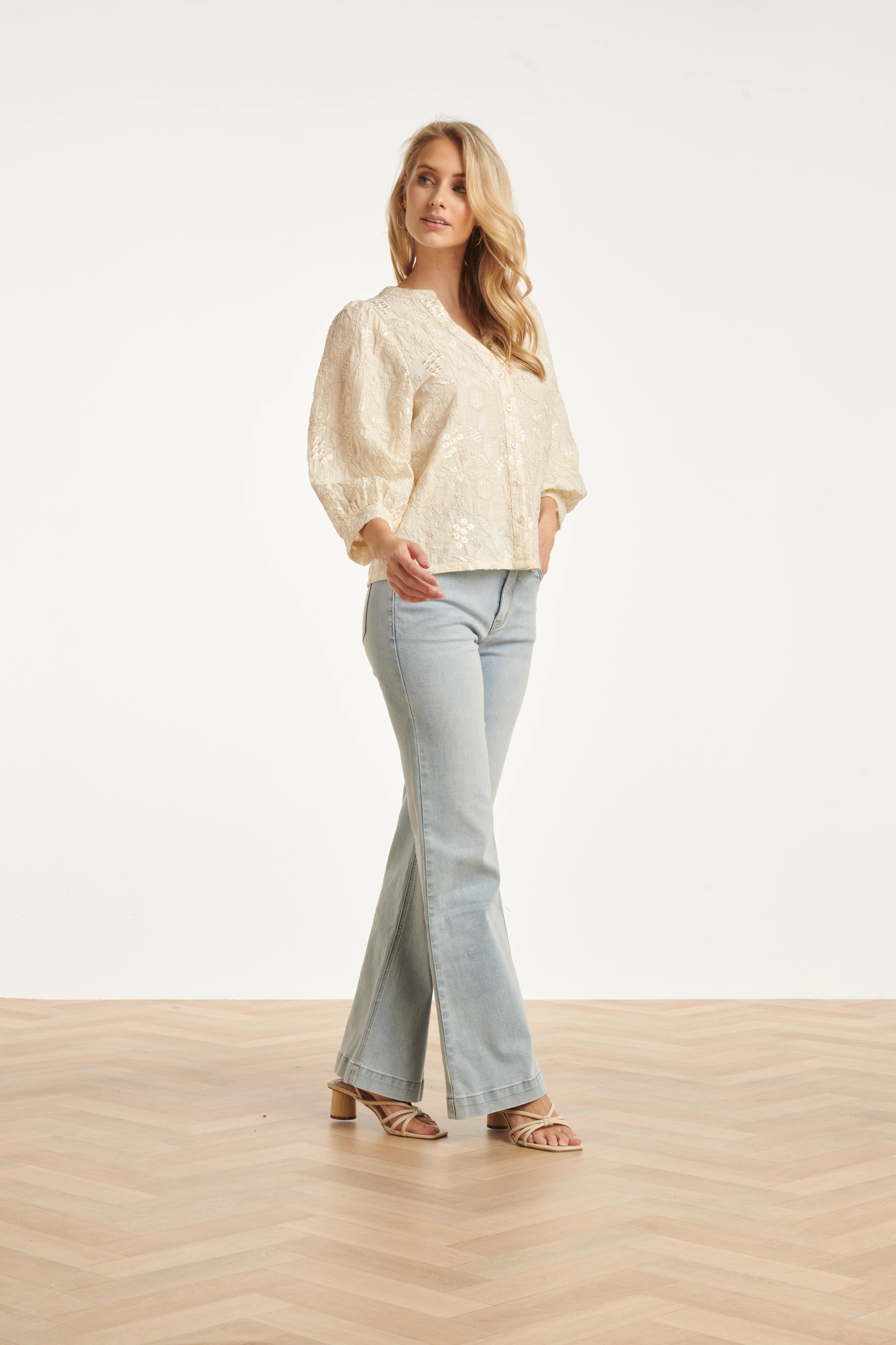 Dames Flared Jeans In Lichtblauw | Denim - Image 8