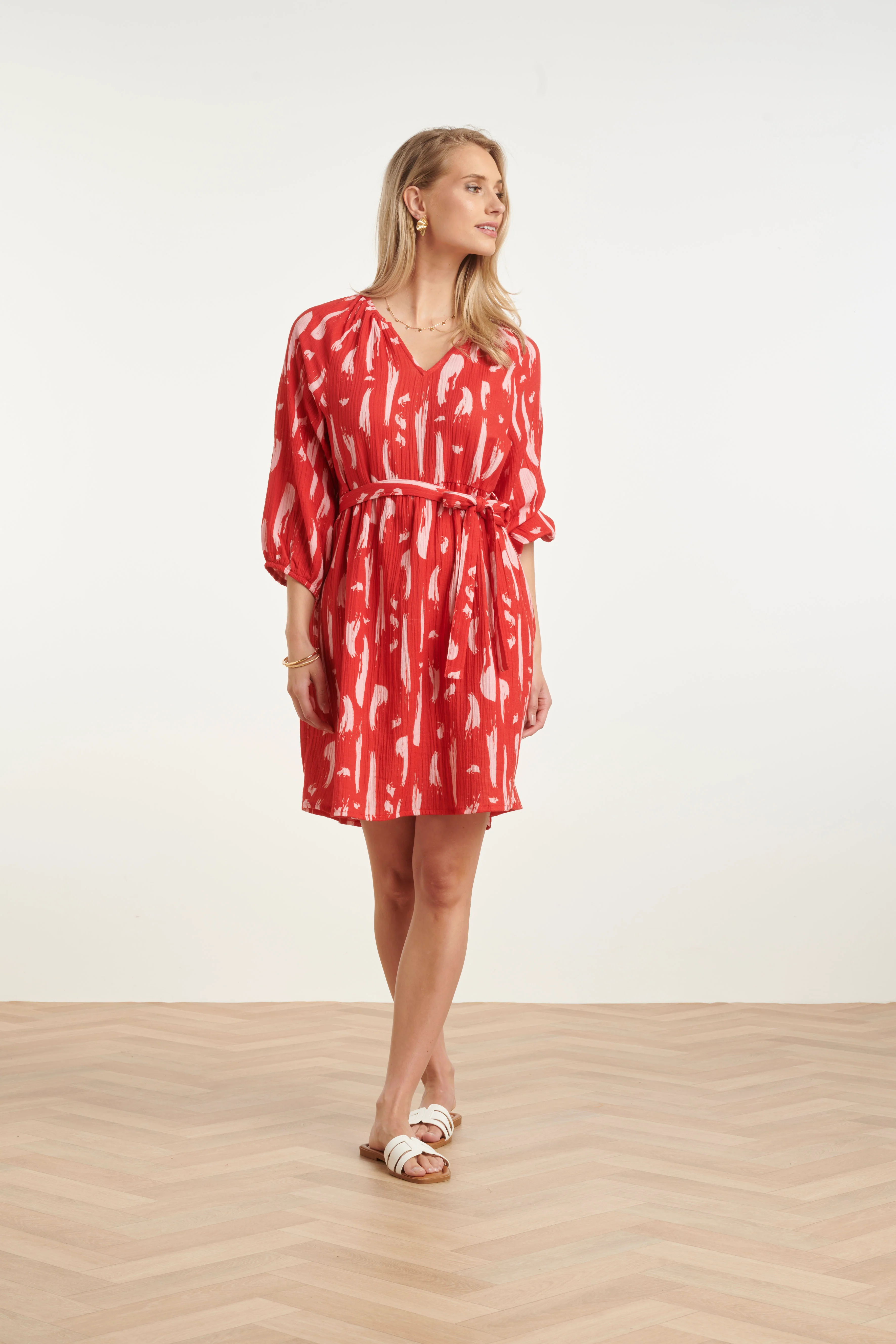 Dames Jurk Met Abstracte Streep Print In Rood Met Roze | Red - Pink - Image 3