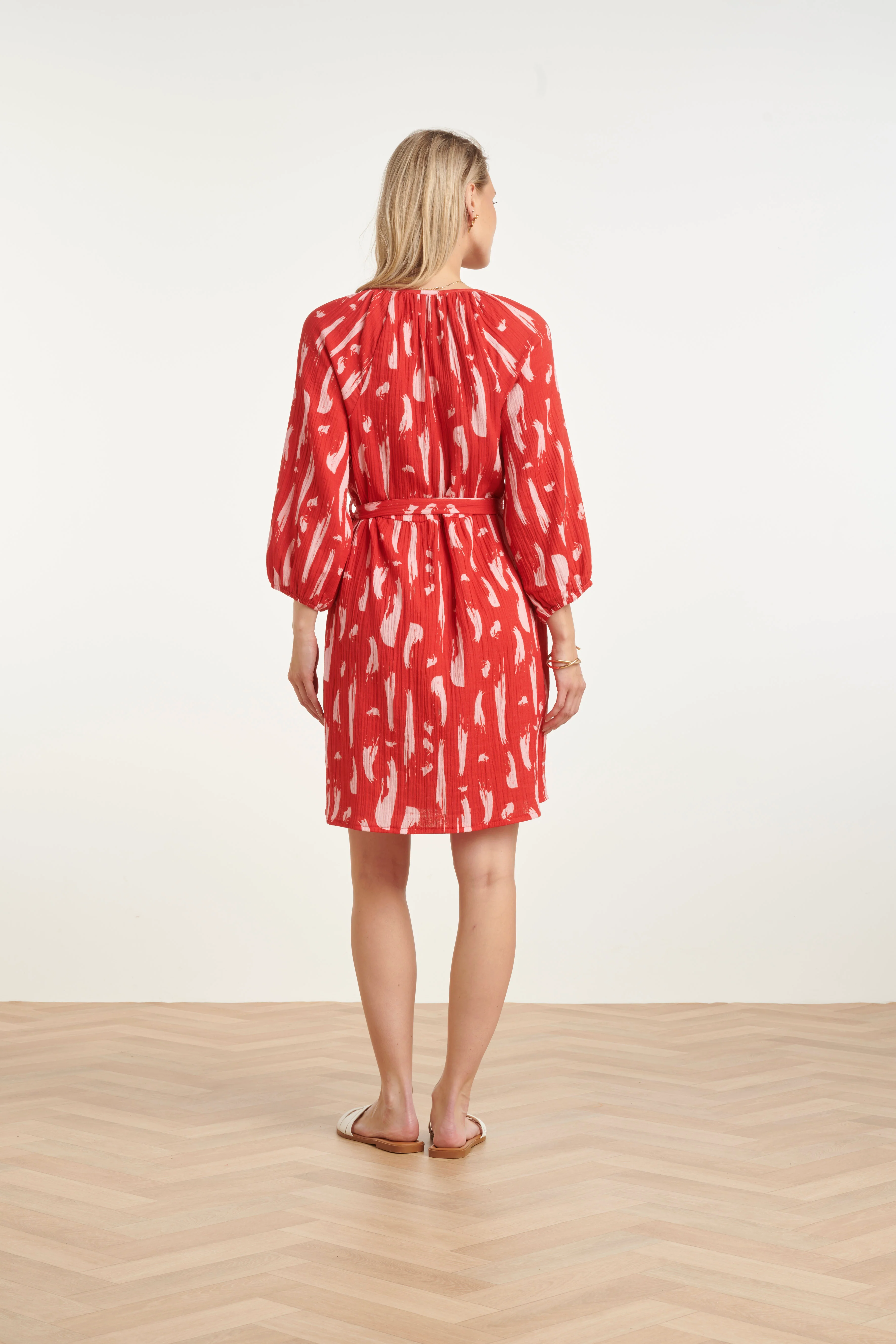 Dames Jurk Met Abstracte Streep Print In Rood Met Roze | Red - Pink - Image 9