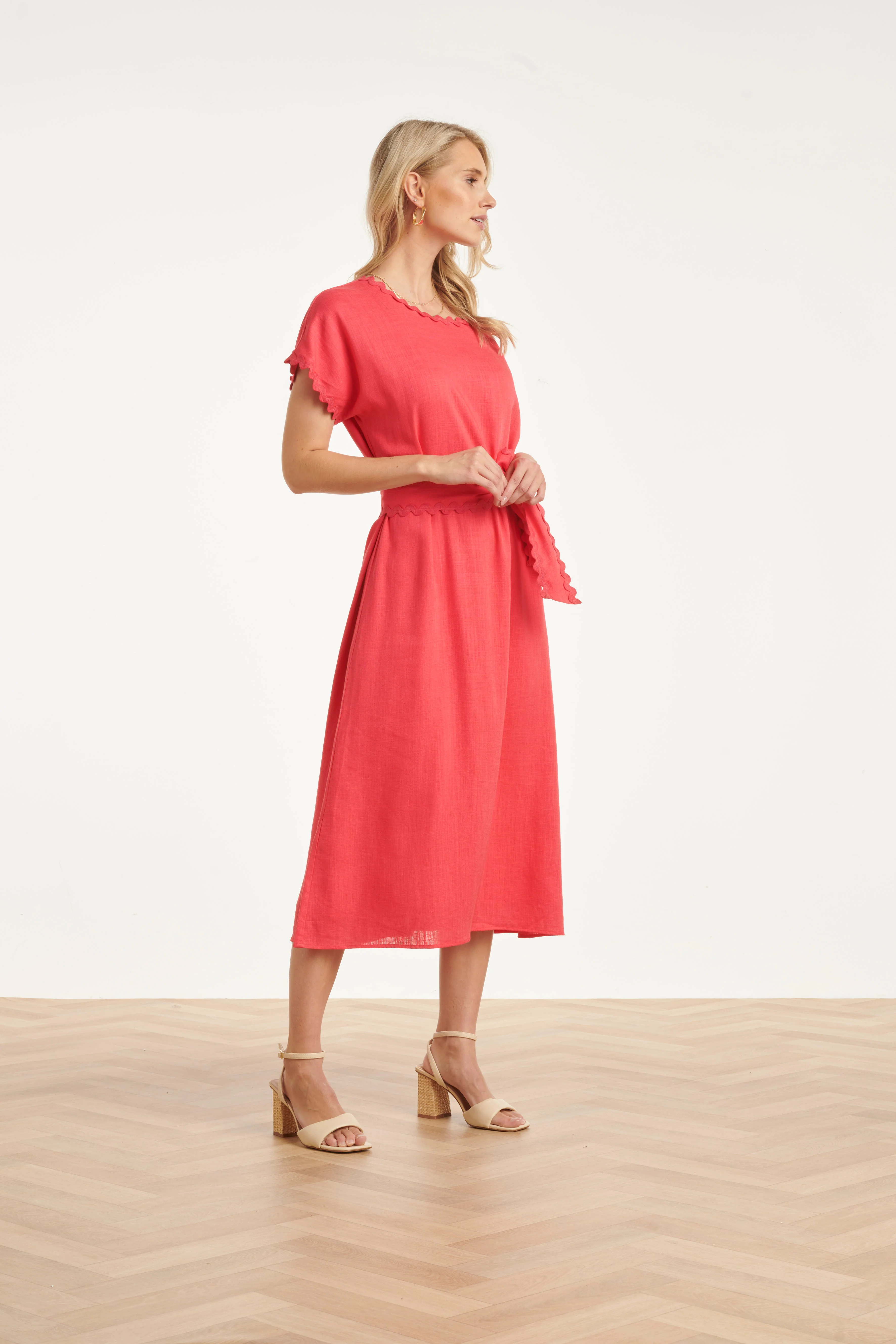 Dames Jurk Met Strikceintuur En Golvende Details | Fuchsia - Image 4