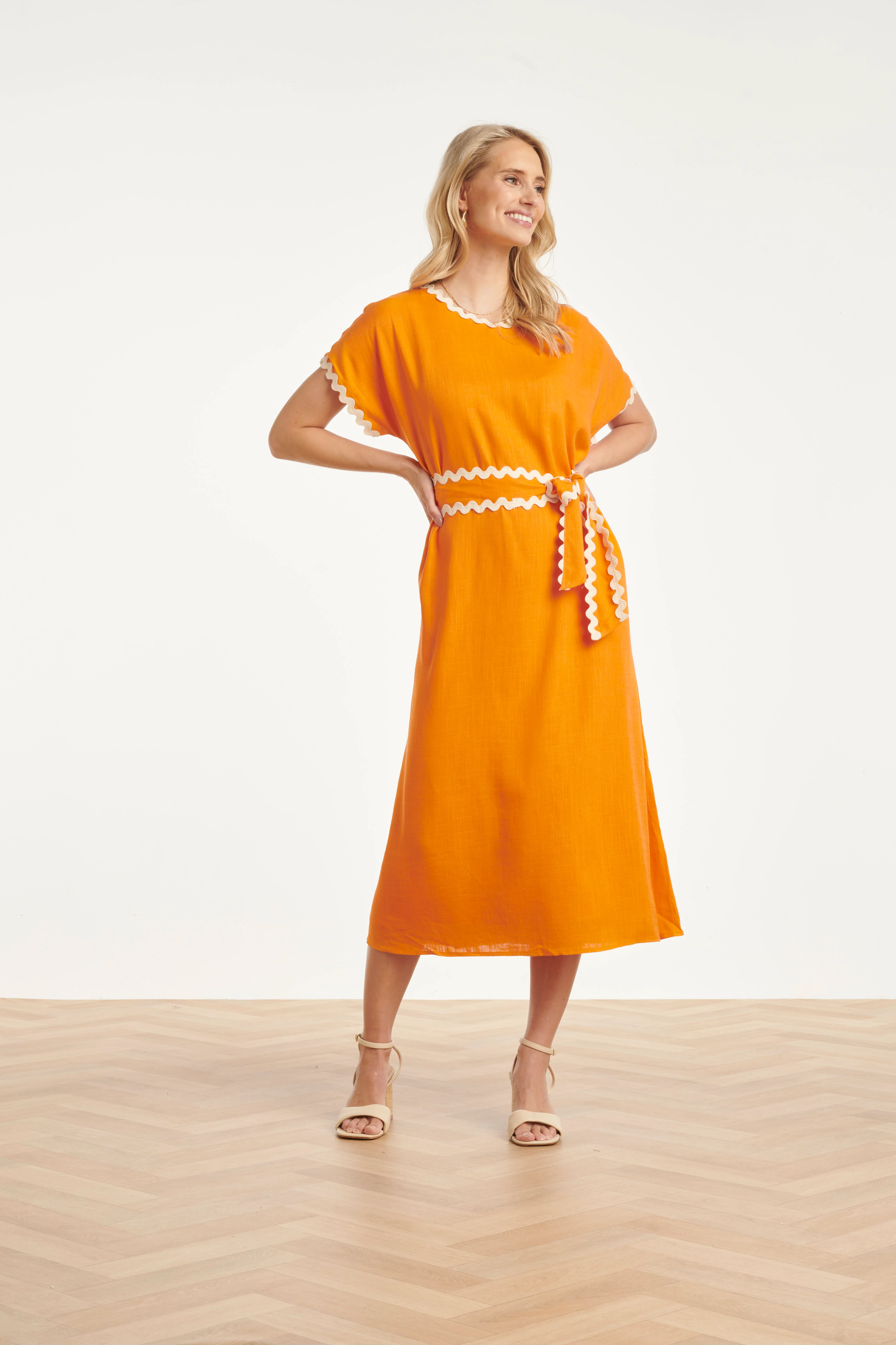Dames Jurk Met Strikceintuur En Golvende Details | Light Orange - Sand