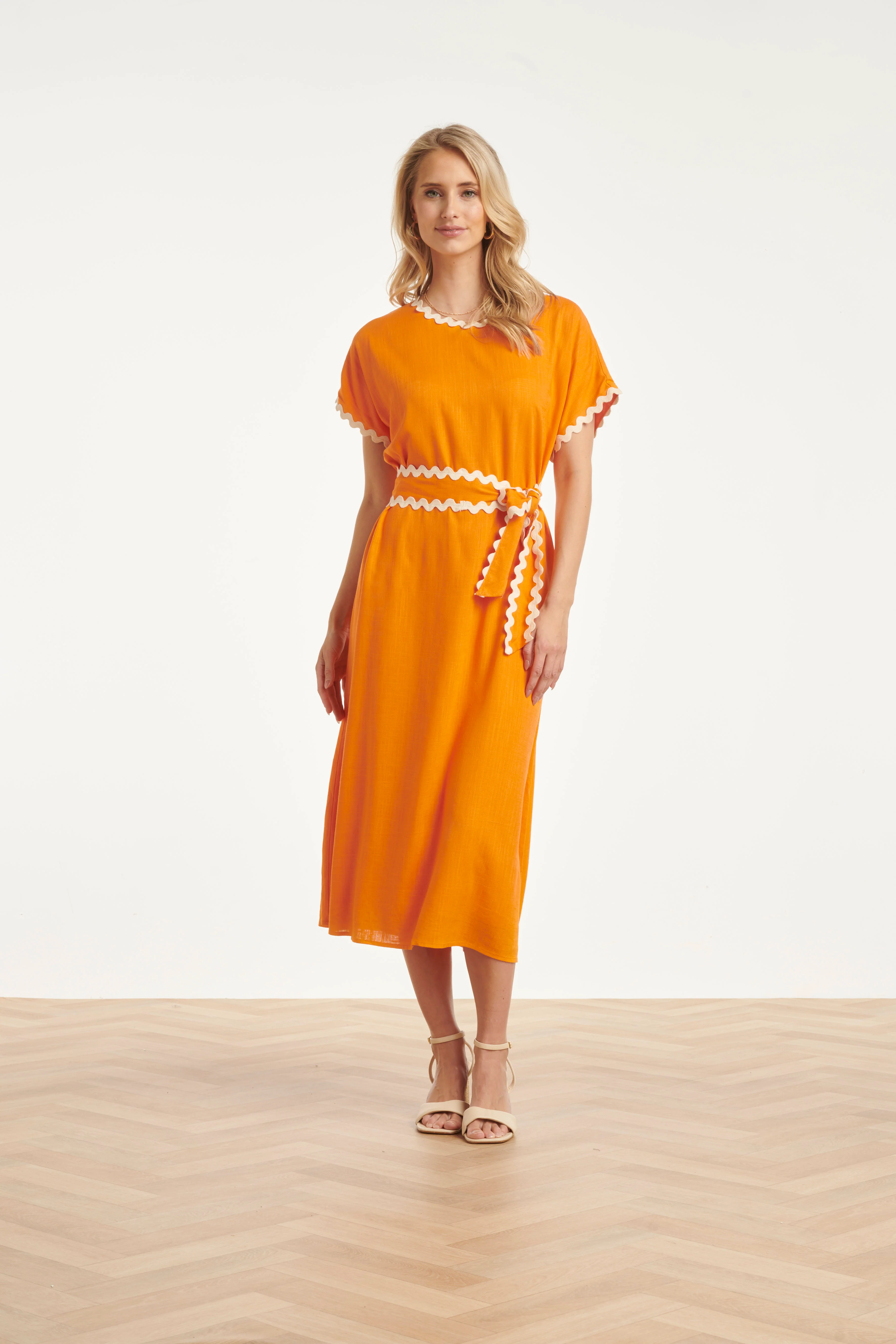 Dames Jurk Met Strikceintuur En Golvende Details | Light Orange - Sand - Image 3